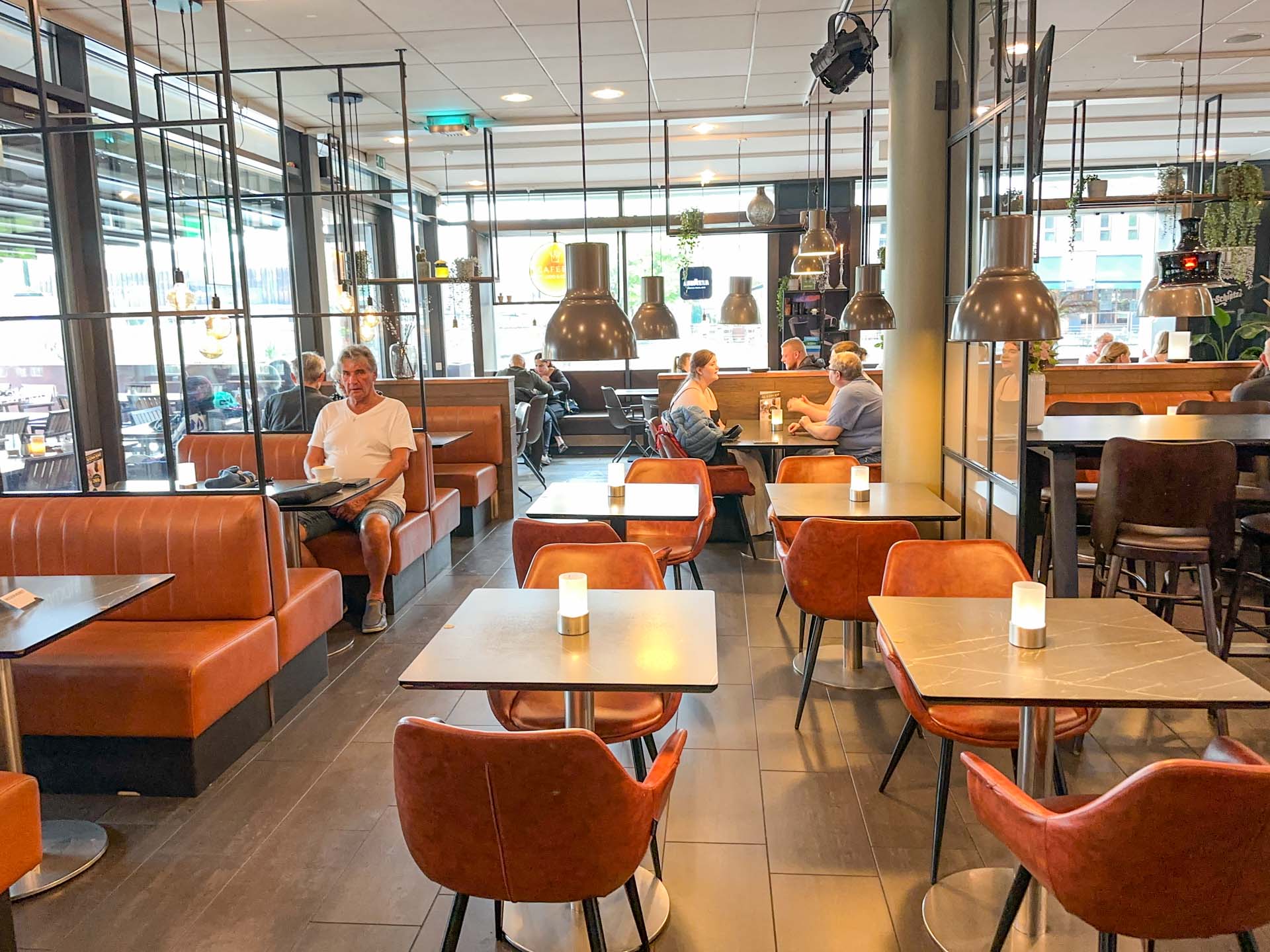  Lido Caféen har plads til mange gæster.