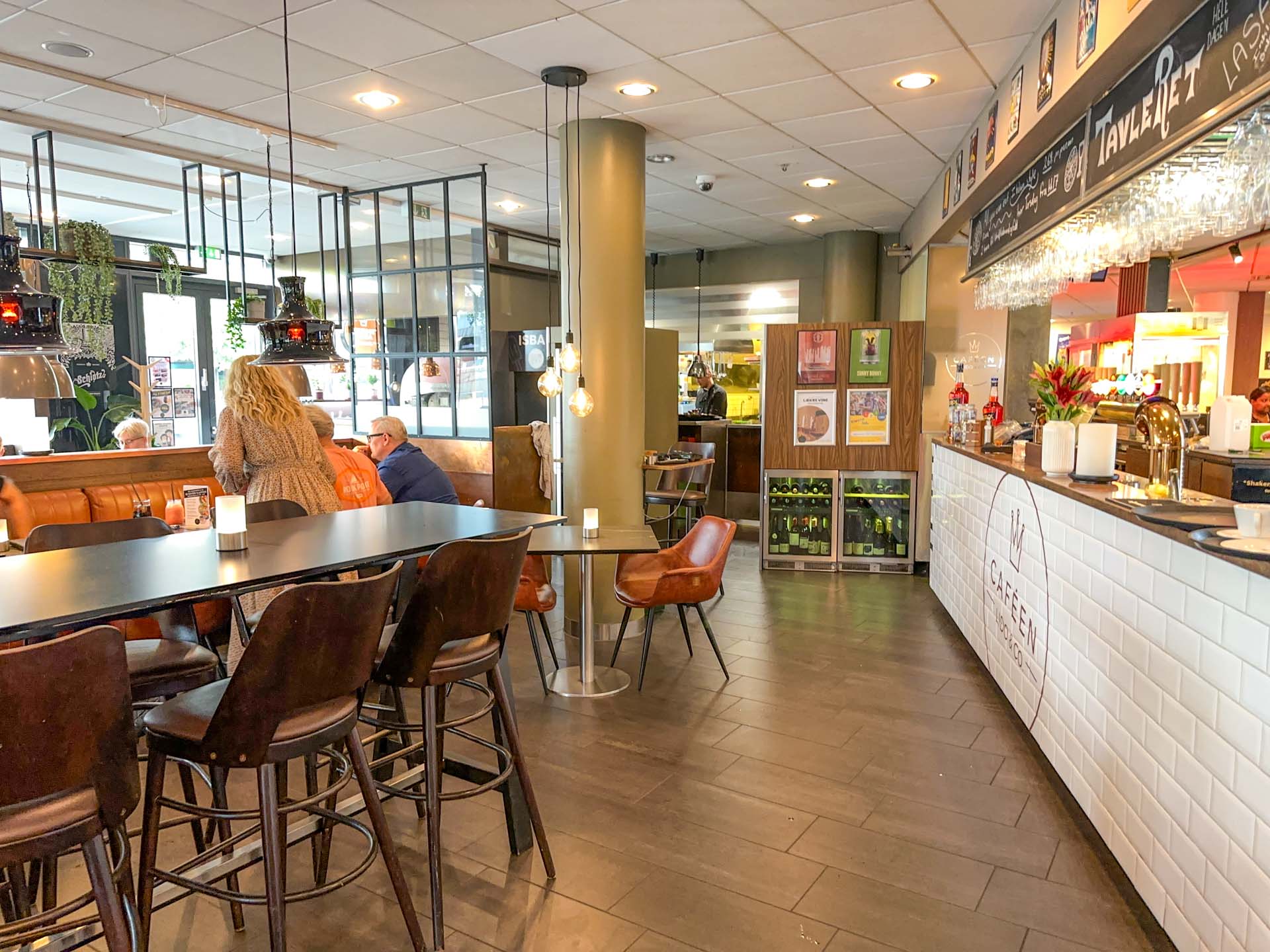  Lido Caféen er en sotr café med en stor disk, hvor betalingen kan ske. 