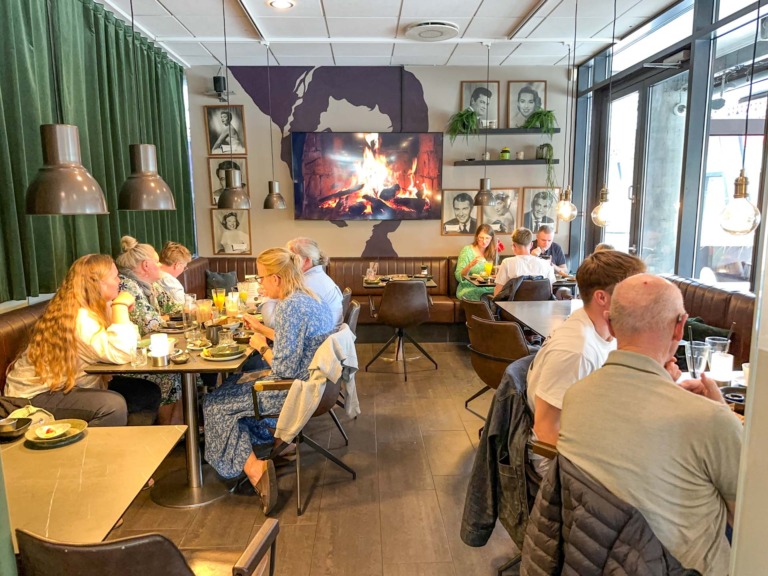 Der er flere afdelinger, hvor man kan tage plads hos Lido Caféen.