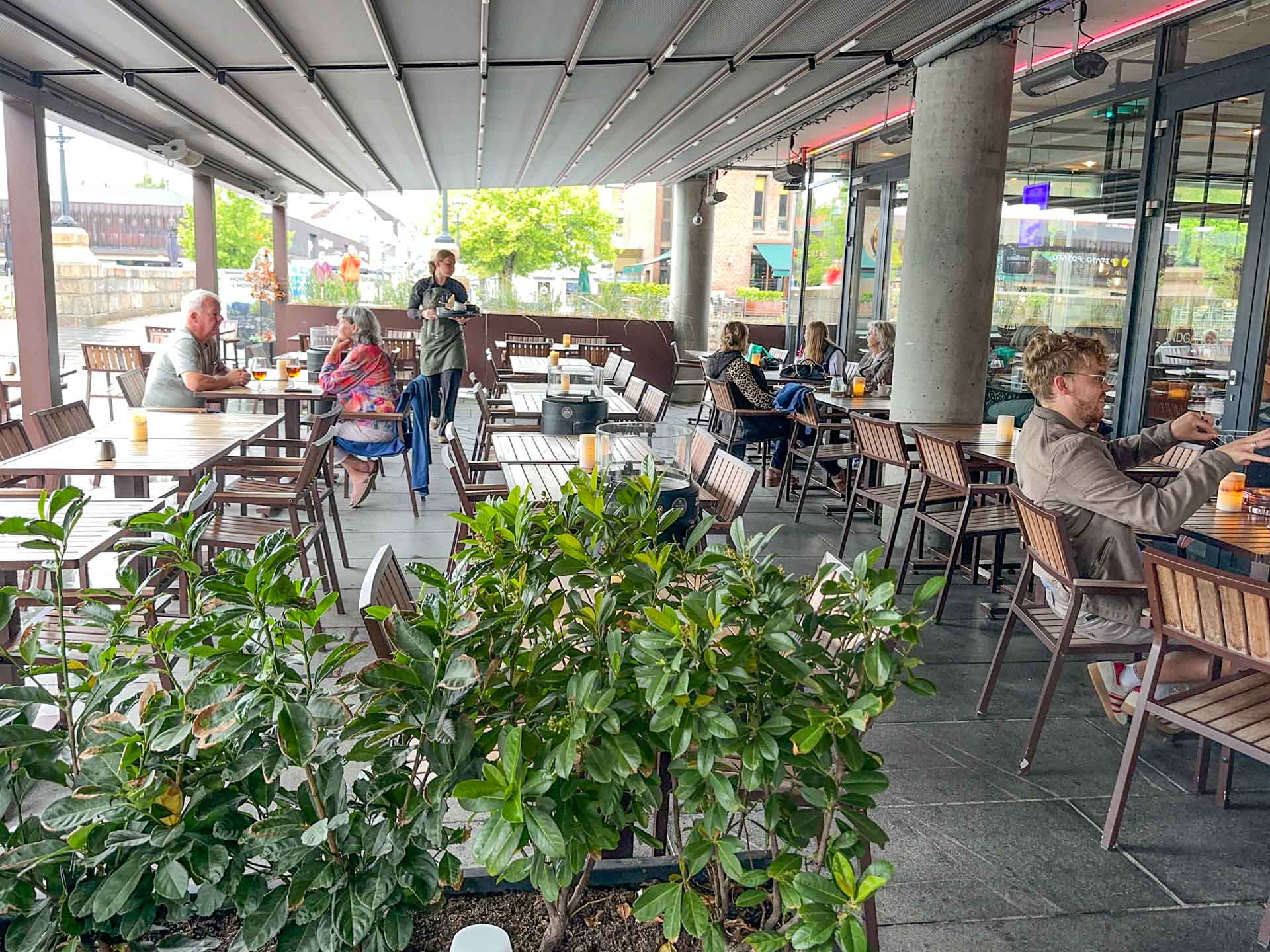 Der er siddepladser inde og ude hos Lido Caféen. 