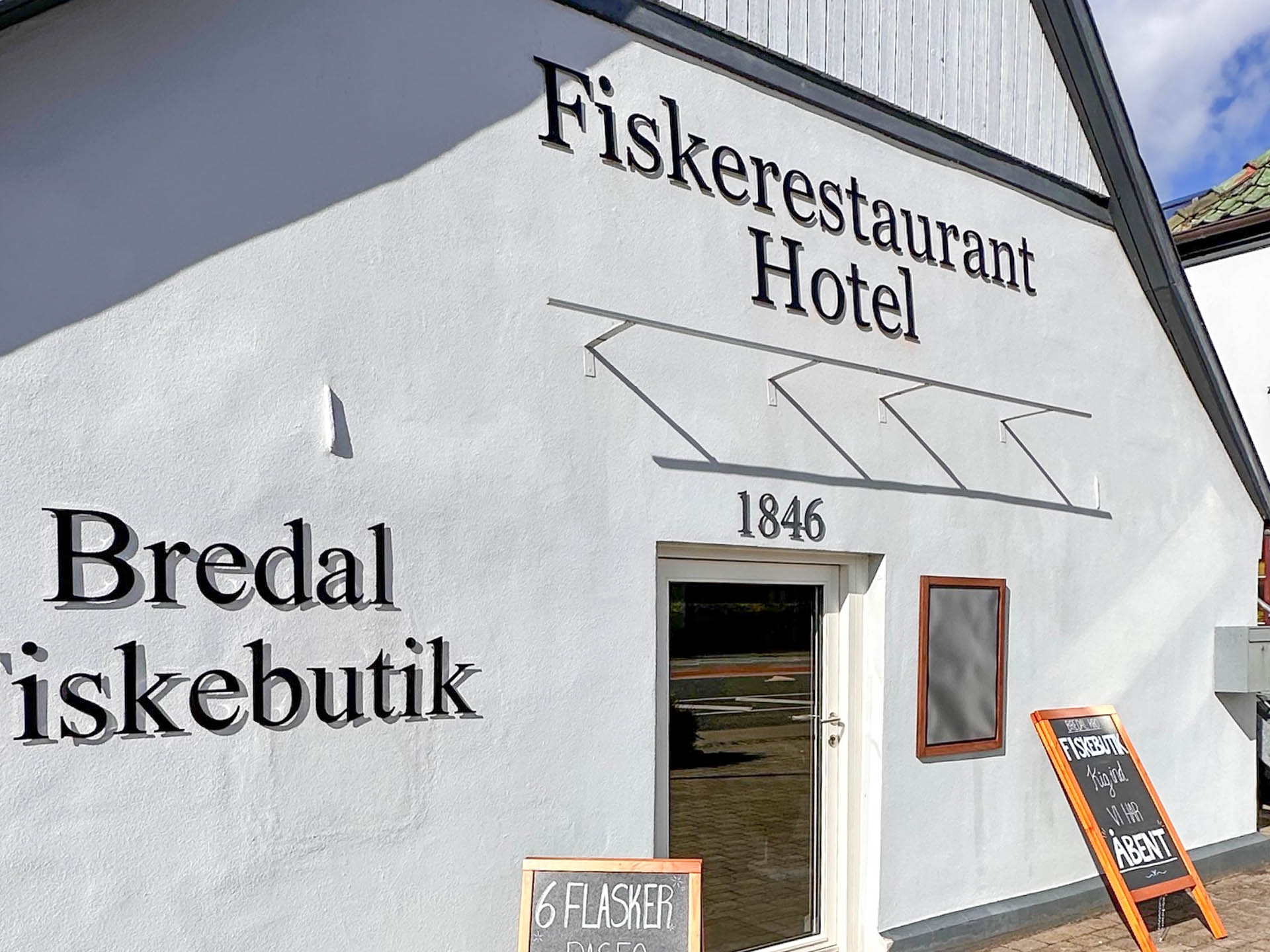 Bredal Fiskebutik ligger ved siden af Bredal Kro. 