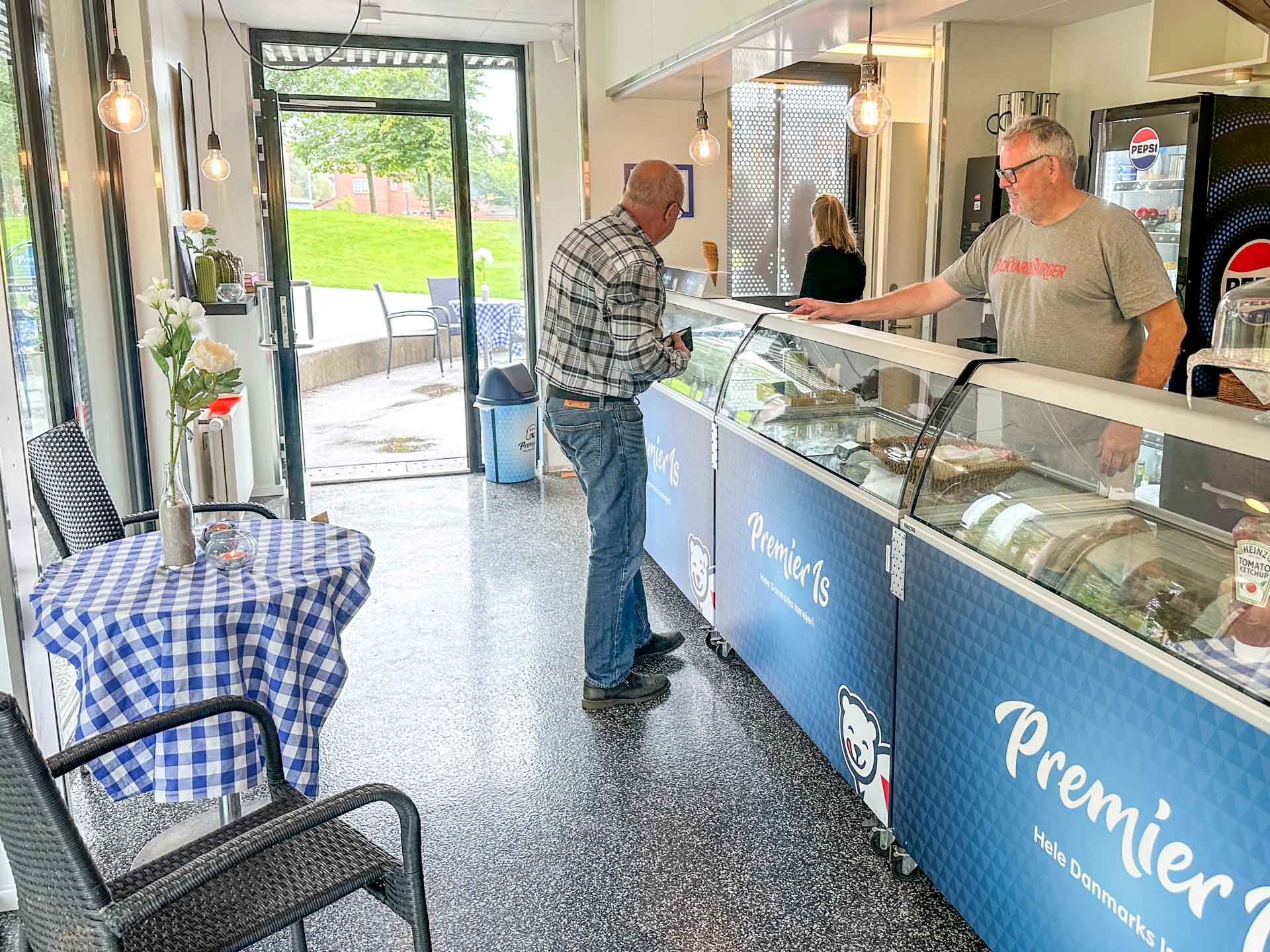 Det er hyggeligt i Café Ambassaden.