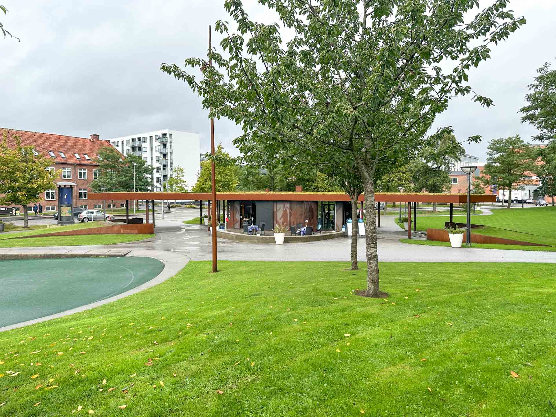 Café Ambassaden har en dejlig beliggenhed i Mariaparken i Vejle. 