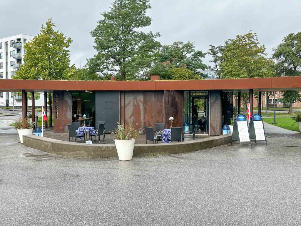 Café Ambassaden ligger i Mariaparken i Vejle.