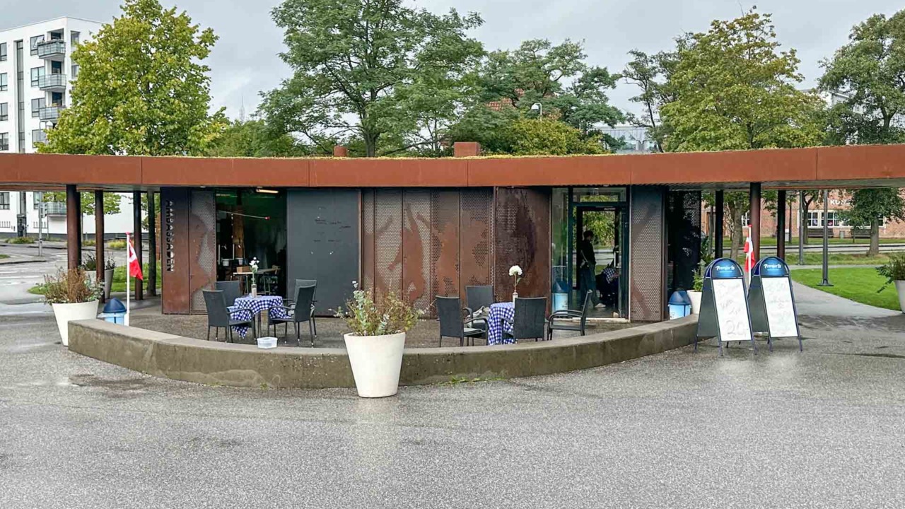 Café Ambassaden ligger i Mariaparken i Vejle.