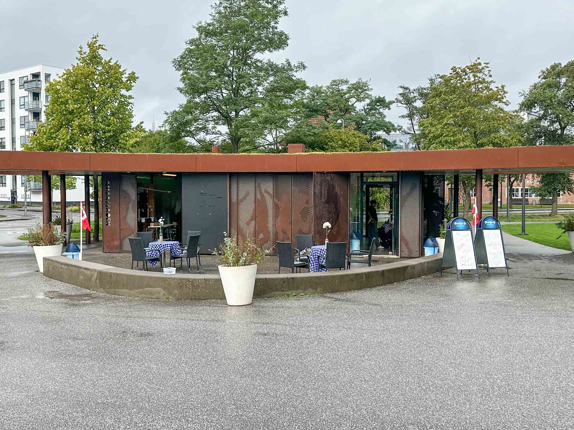 Café Ambassaden ligger i Mariaparken i Vejle.