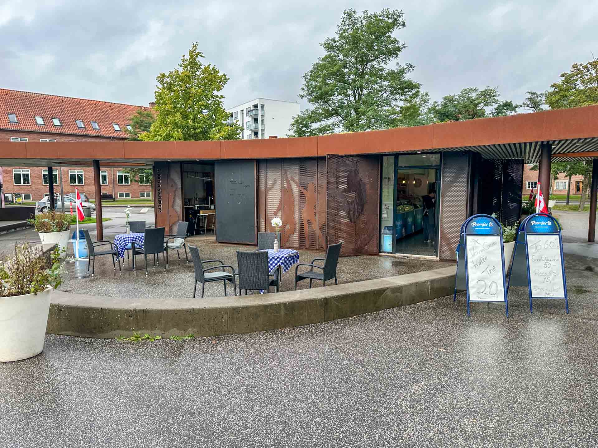 Café Ambassaden har duge på bordene udenfor, hvor man kan tage plads, når vejret er til det.