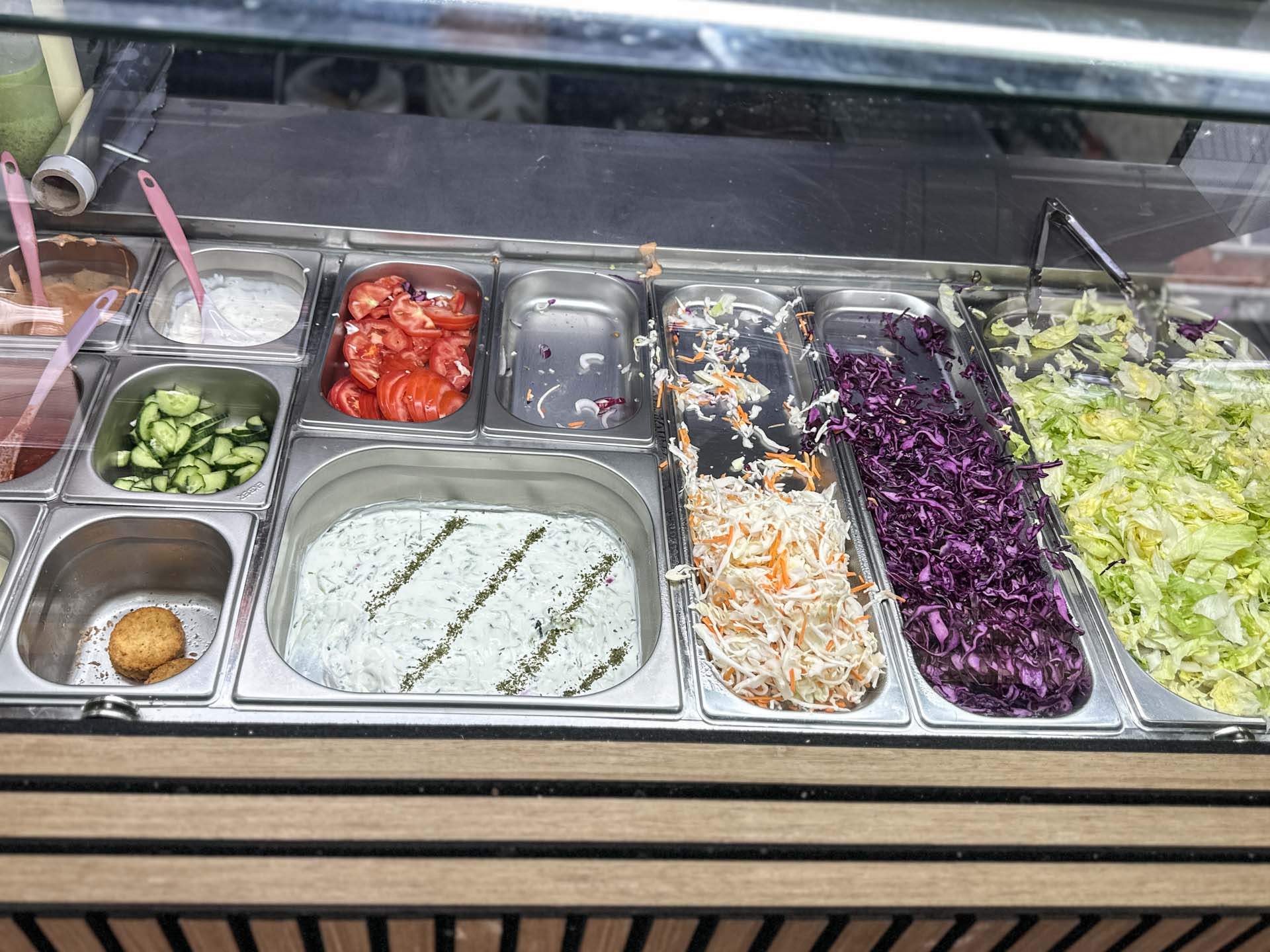 Salaten er frisksnittet og flere dressinger hjemmelavet hos Döner Treff. 