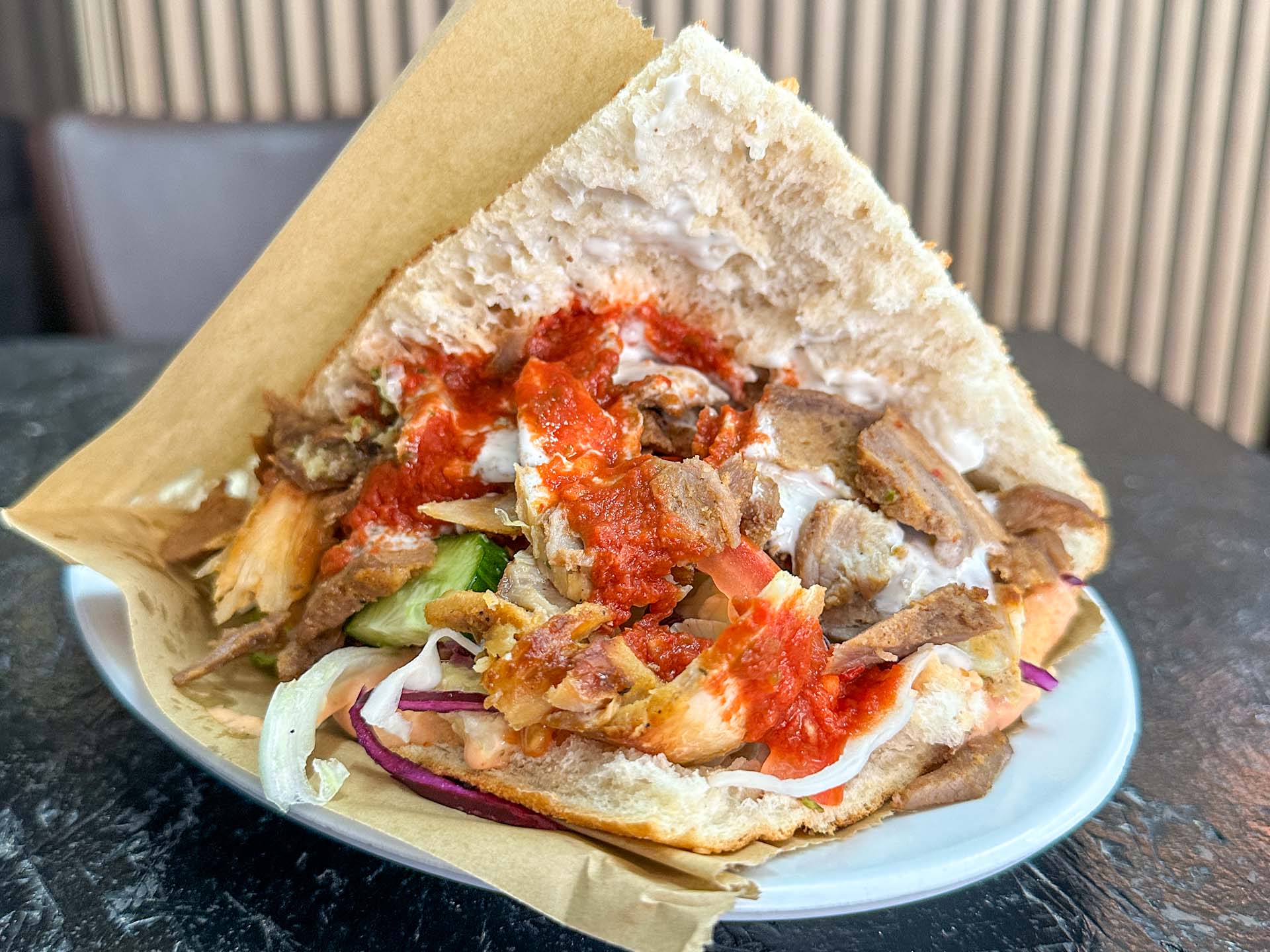 Döneren var rigtig god og værd at komme efter hos Döner Treff i Vejle. 