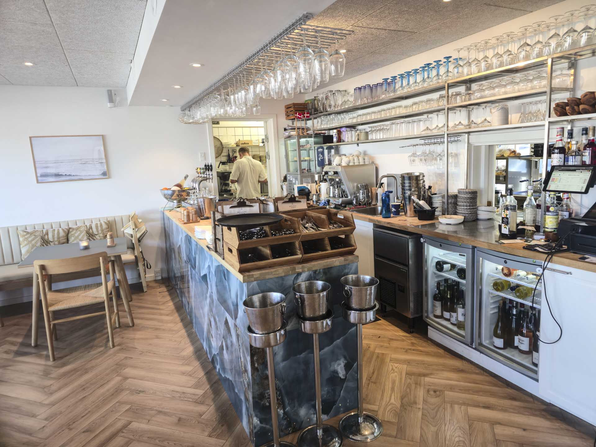 Restaurant Brejning Havn har styr det i baren og køkkenet. 
