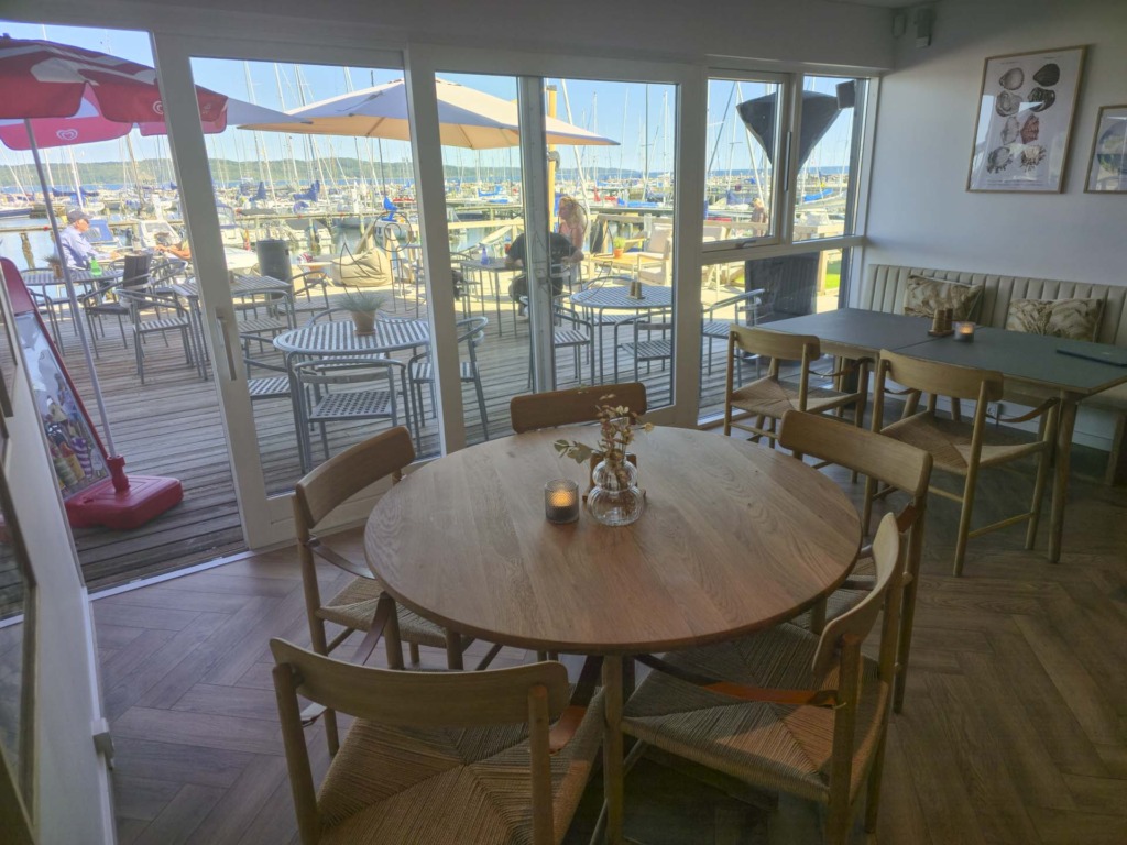 Det er indbydende og hyggeligt hos Restaurant Brejning Havn i Børkop.