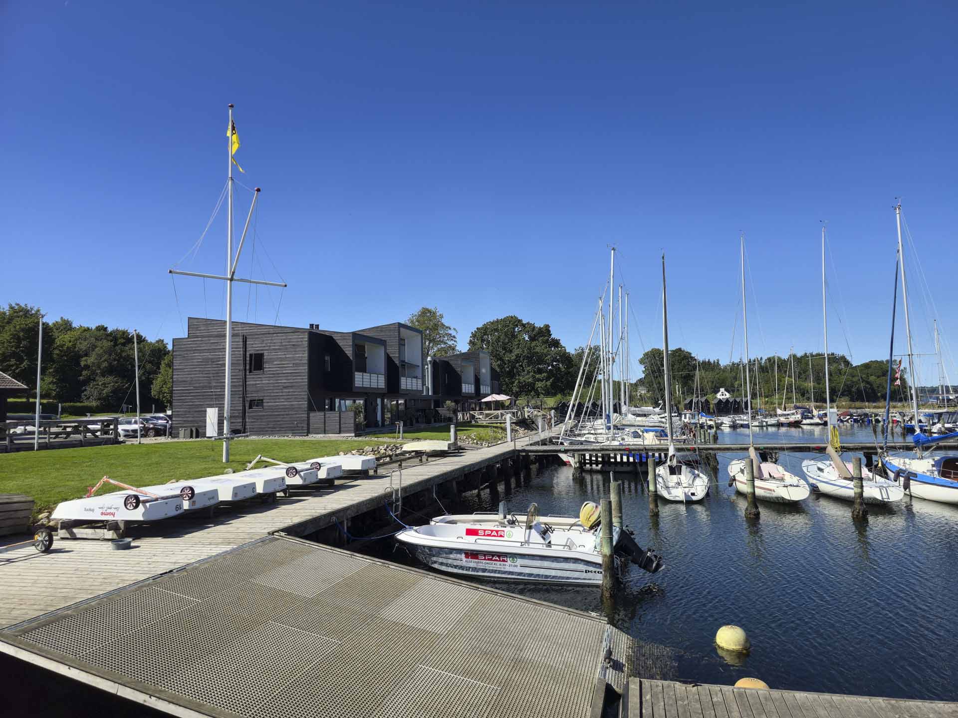 Restaurant Brejning Havn ligger godt ved vandet. 