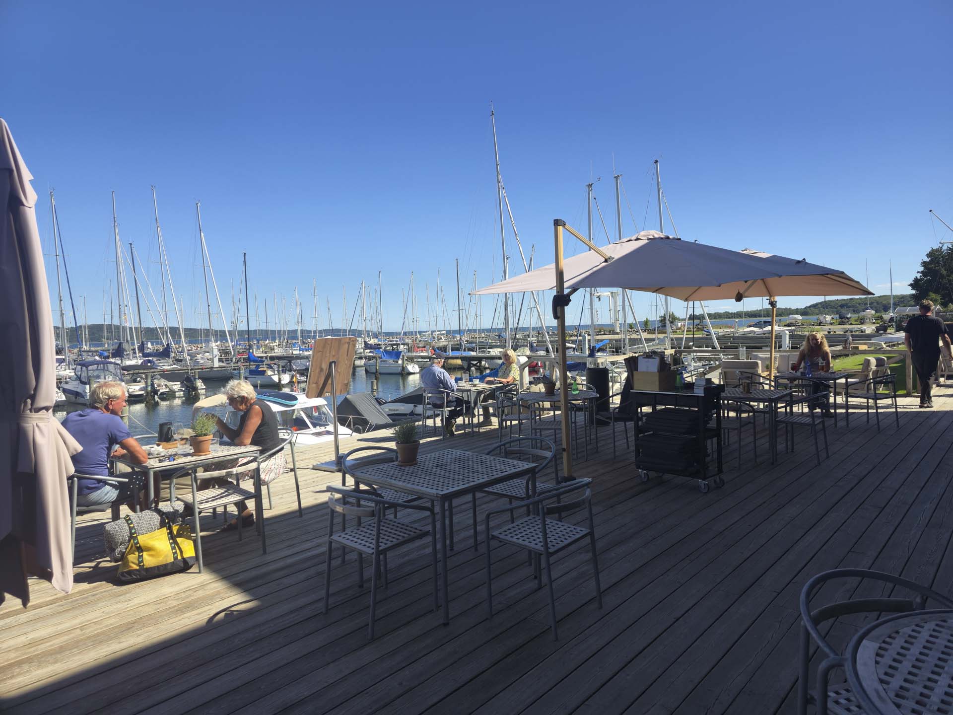 Terrassen hos Restaurant Brejning Havn er et tilløbsstykke, når vejret er godt.
