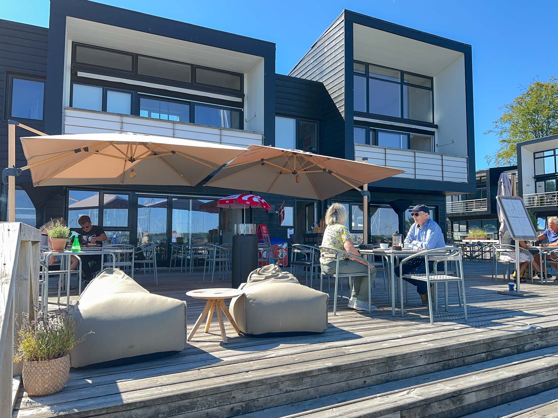 Lækker træterrasse hos Restaurant Brejning Havn