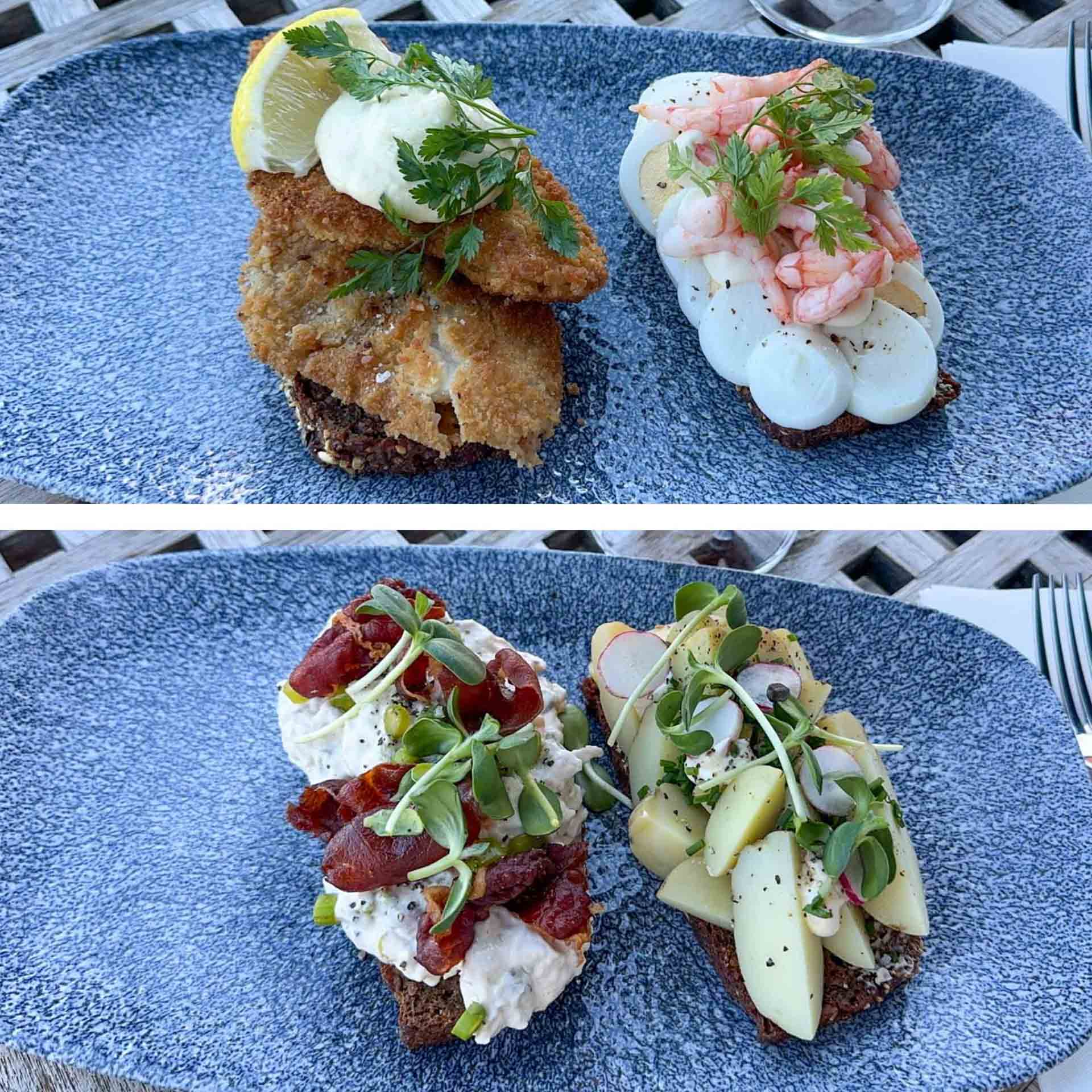 Smørrebrødet så flot ud på de blå tallerkener.