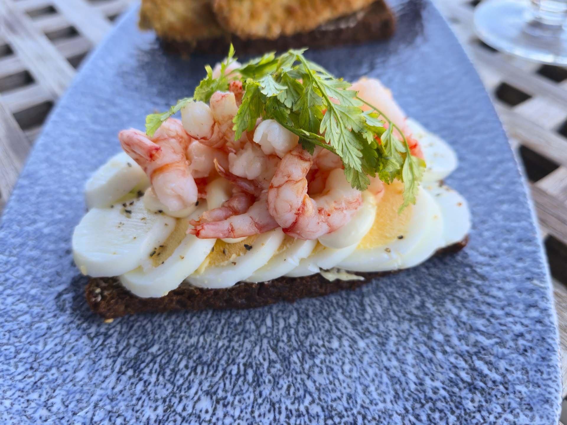 Et stykke med æg og rejer hos Restaurant Brejning Havn i Børkop