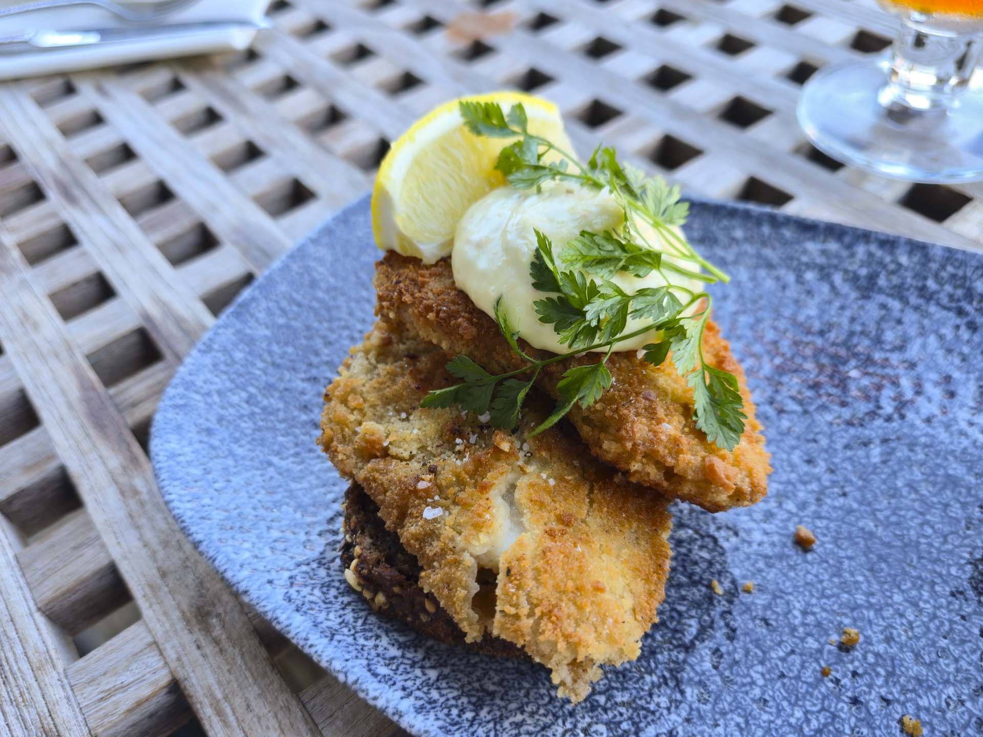 Smørrebrød med fiskefilet hos Restaurant Brejning Havn i Børkop.