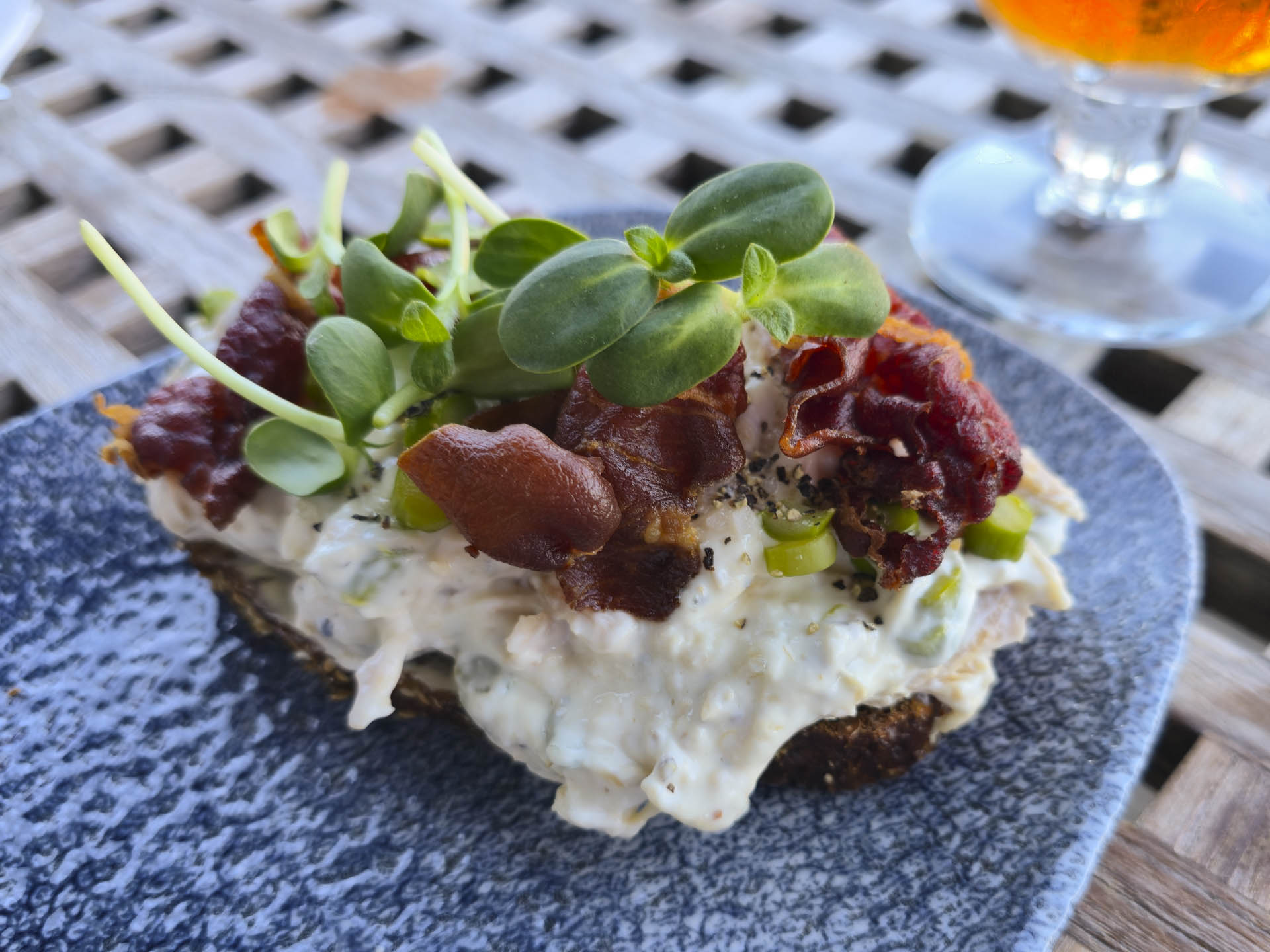 Hønsesalaten var virkelig god hos Restaurant Brejning Havn.