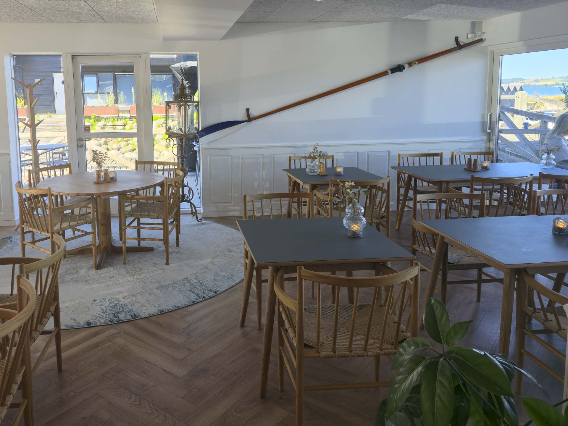 Restaurant Brejning Havn har gjort noget for at skabe god stemning i restauranten.
