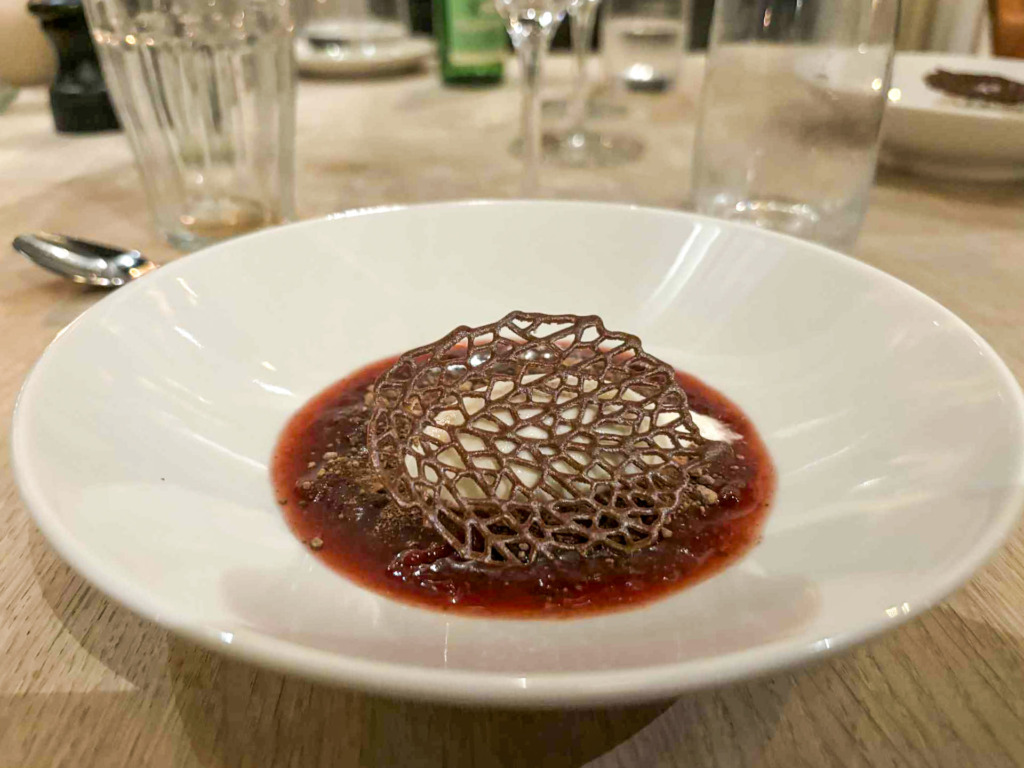 Smuk anrettet dessert i restauranten hos Comwell Kellers Park.