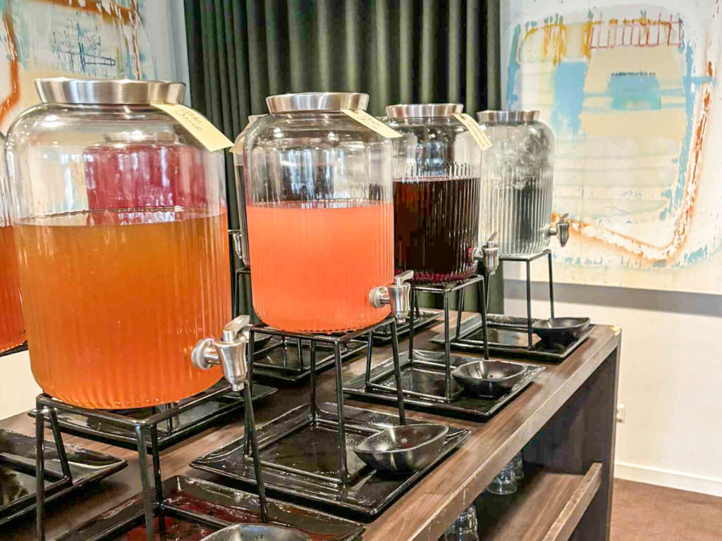 Drikkevarer til morgenbuffeten hos Comwell Kellers Park i Vejle.