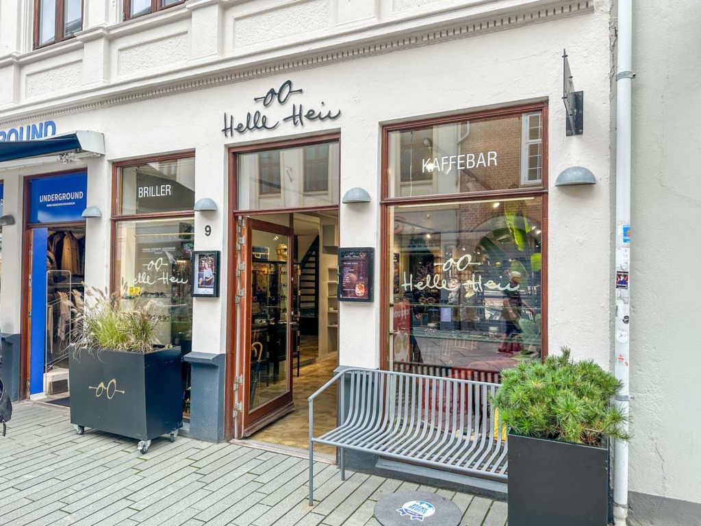 Helle Hein Kaffebar ligger i gågaden i Vejle.