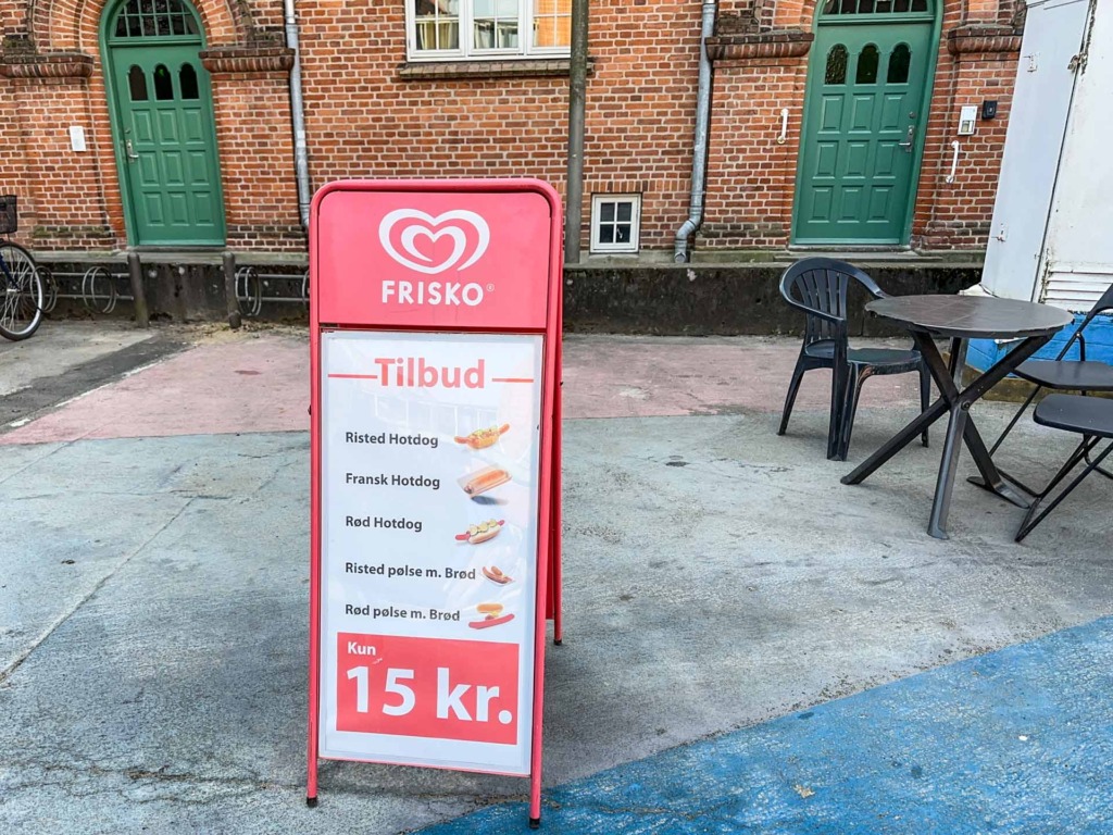 Pølsevognen bag Føtex - Byens Pølser-2