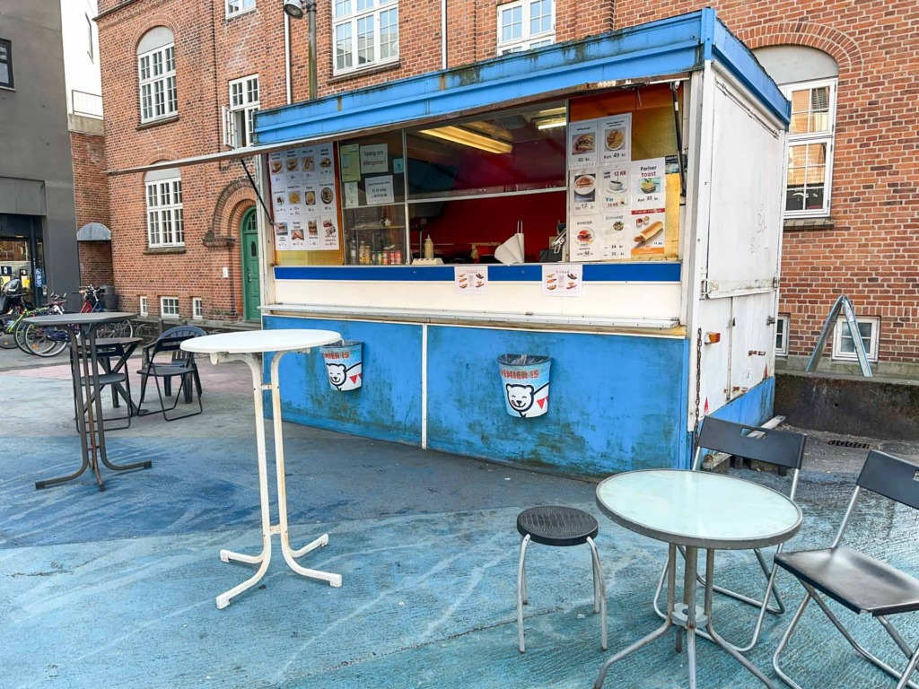 Pølsevognen ved Anlæget - Byens pølser serverer pølser, burger og toast.