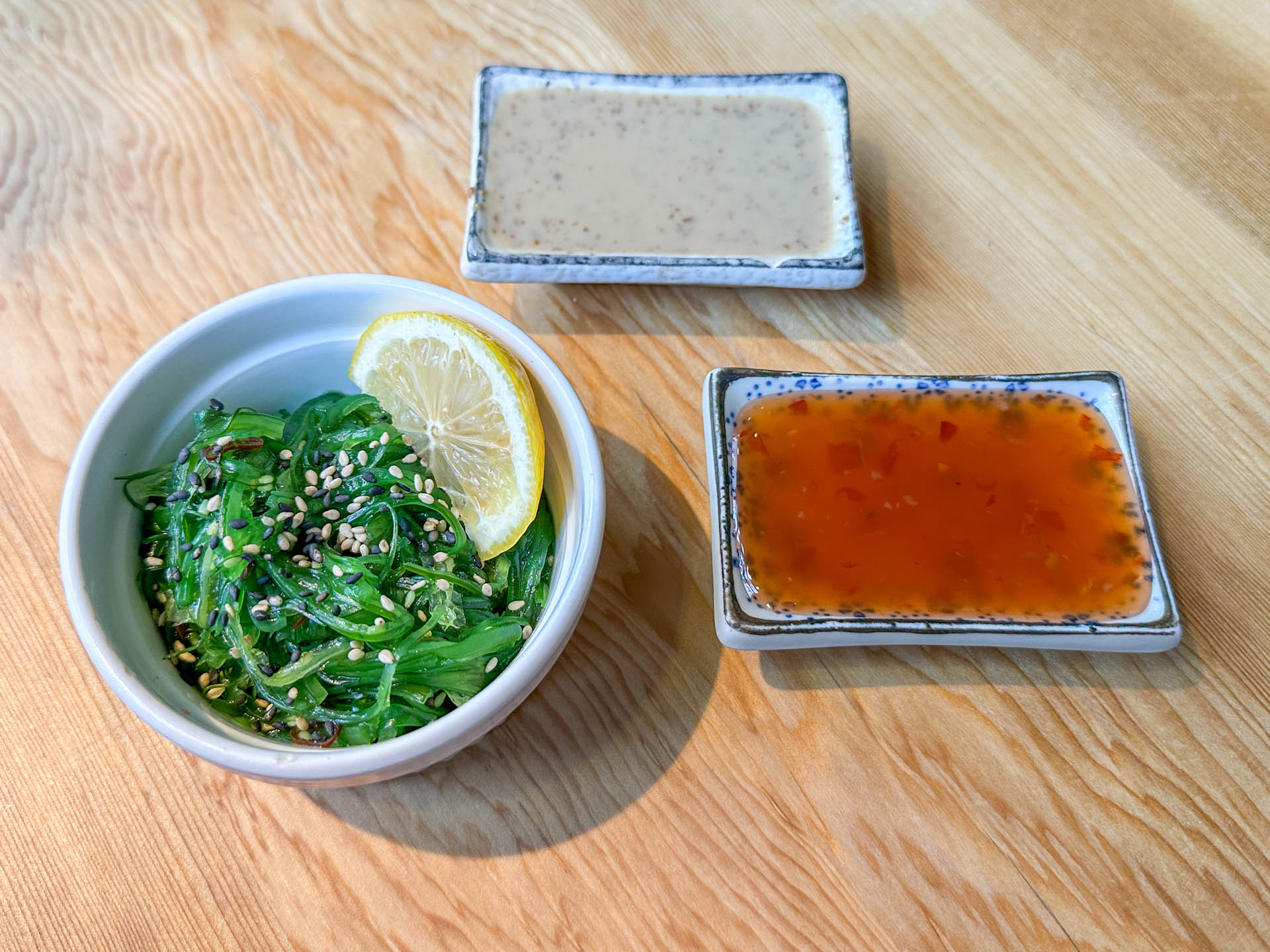 Saucer og tangsalat hos Atami Sushi i Vejle. 