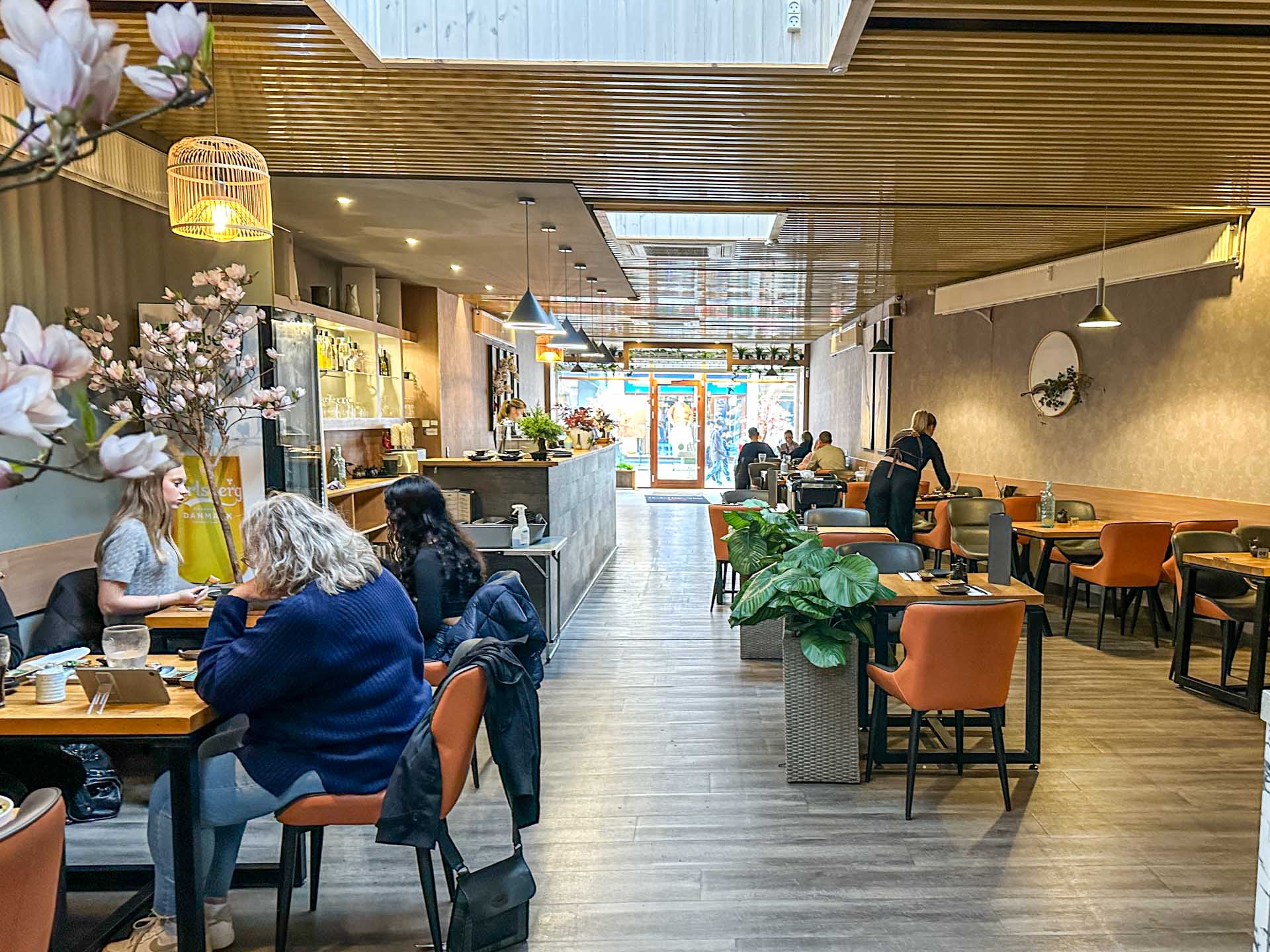 Mange mennesker til frokost hos Atami Sushi i Vejle.