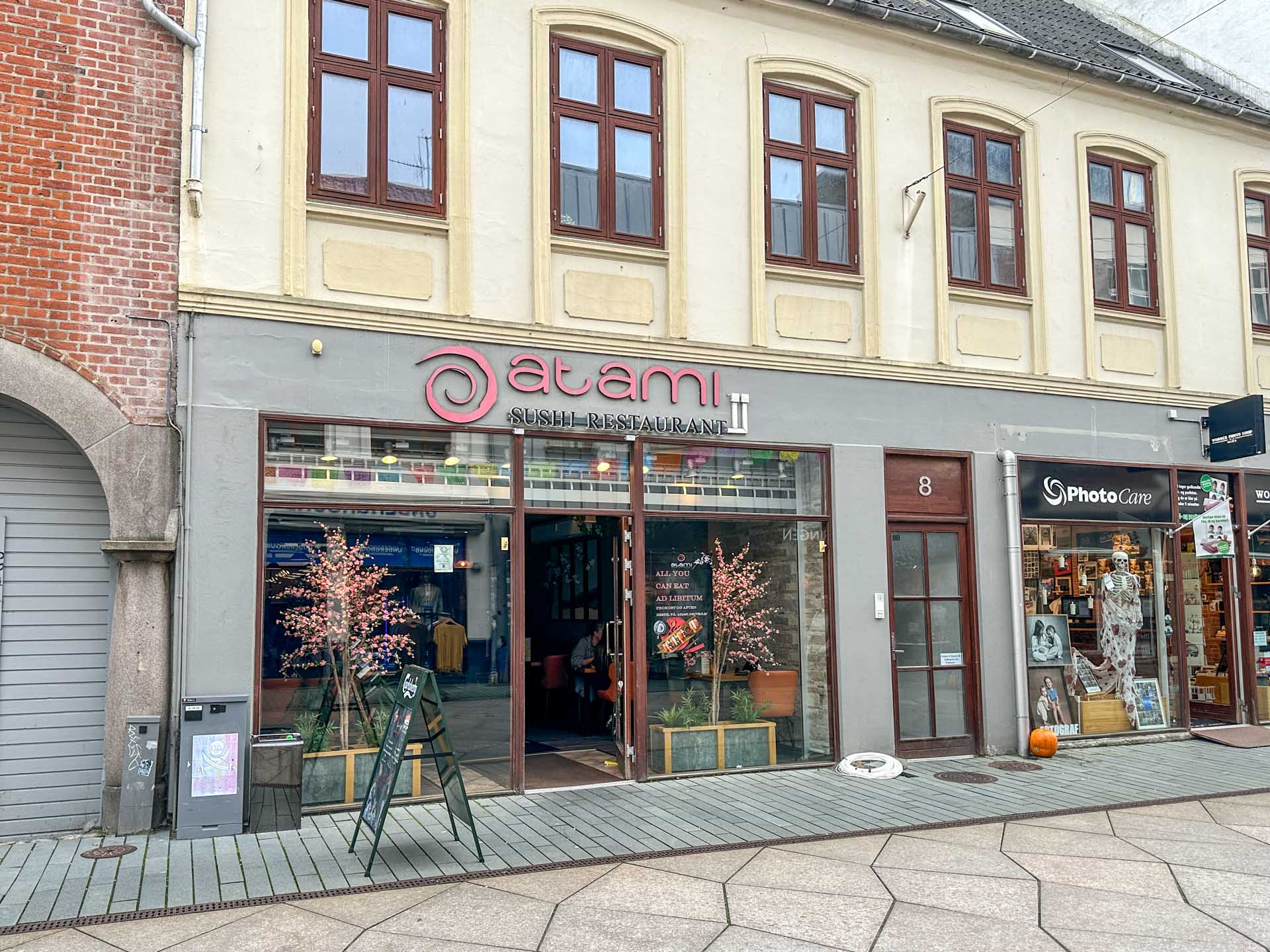 Atami Sushi ligger på gågaden i Vejle. 