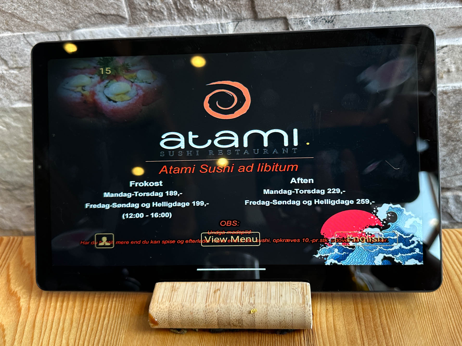 Man bestiller maden hos Atami Sushi i Vejle på iPad. 