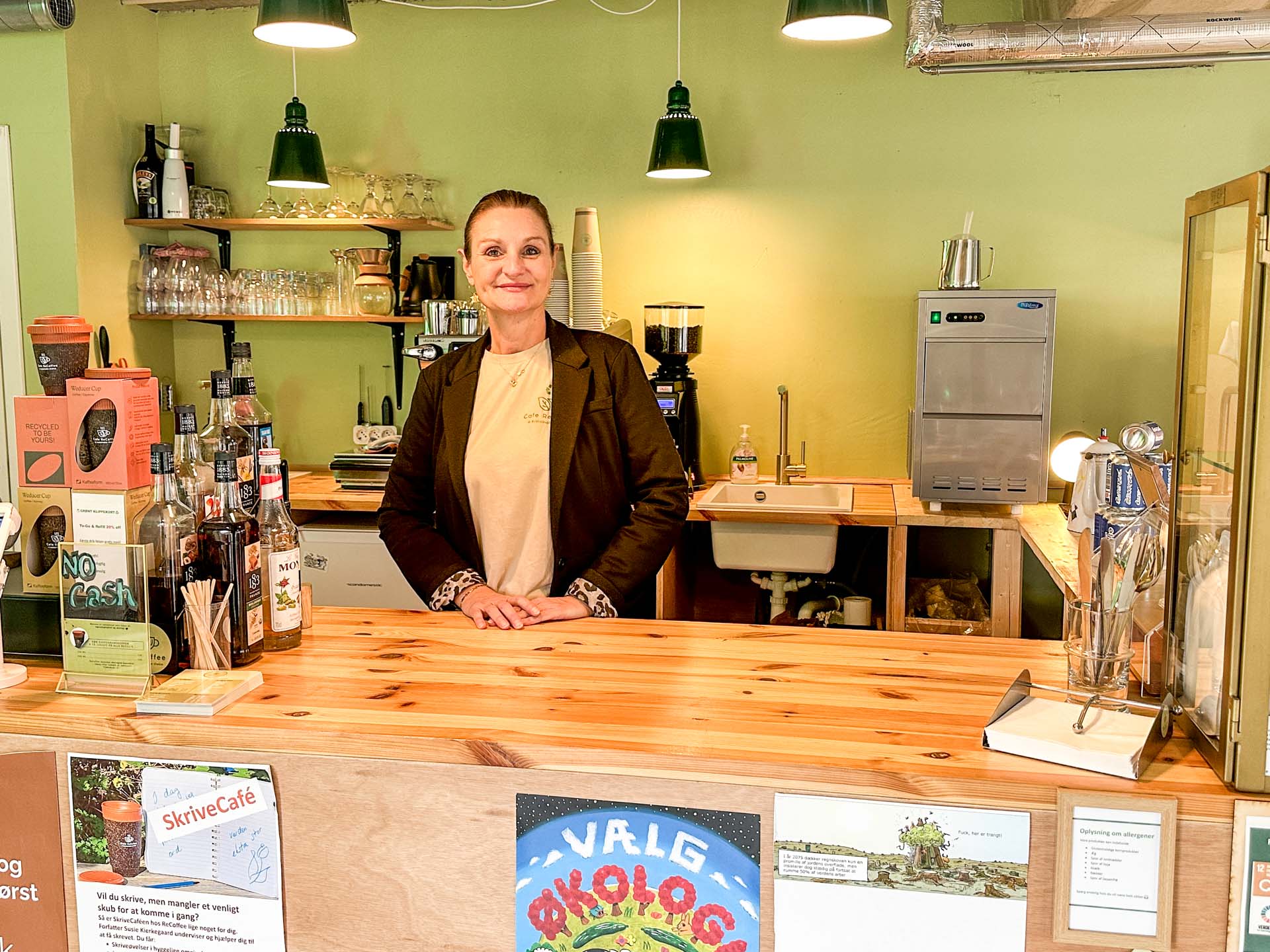 Café Recoffee ligger på Boulevarden i Vejle og har indehaver Gitte Ottesen bag disken.
