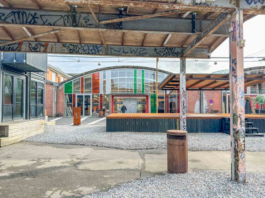 SpinderiHALLERNE set udefra.