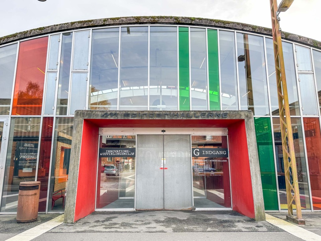 Indgangen til SpinderiHALLERNE i Vejle.