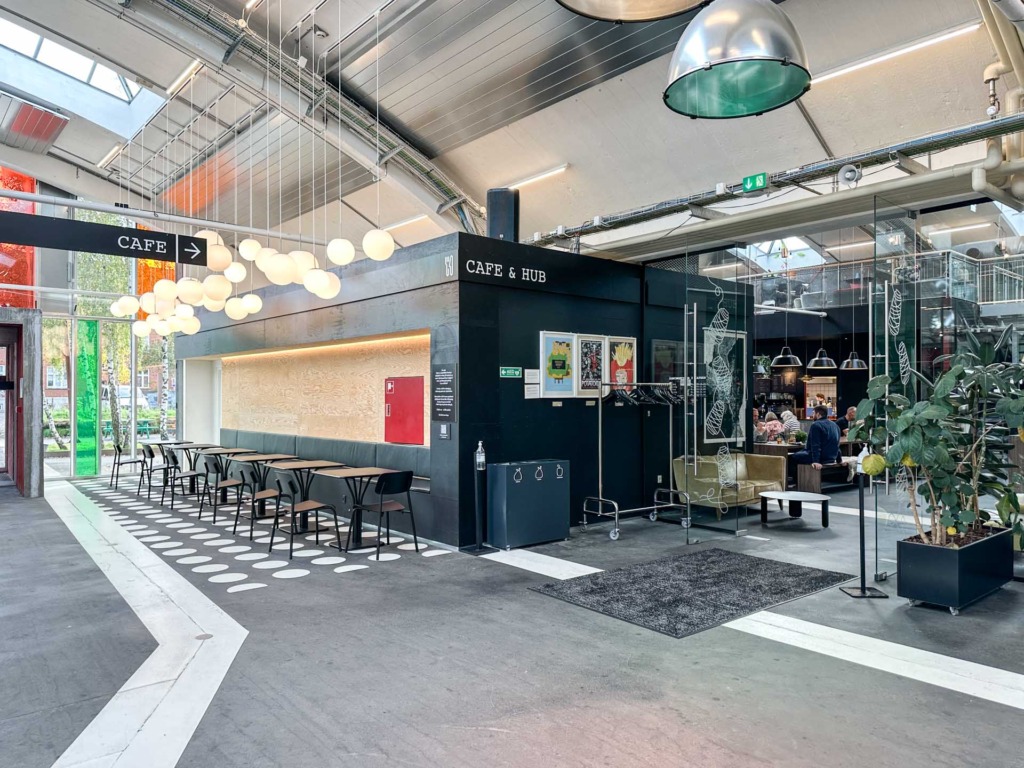 Indgangen til caféen hos SpinderiHallerne.