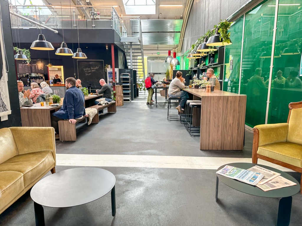 Caféen hos SpinderiHALLERNE er uformel og indbydende.