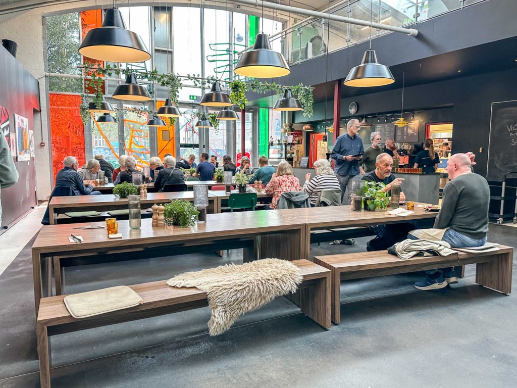 Der er gang i den i caféen hos SpinderiHALLERNE med mange spisende gæster.