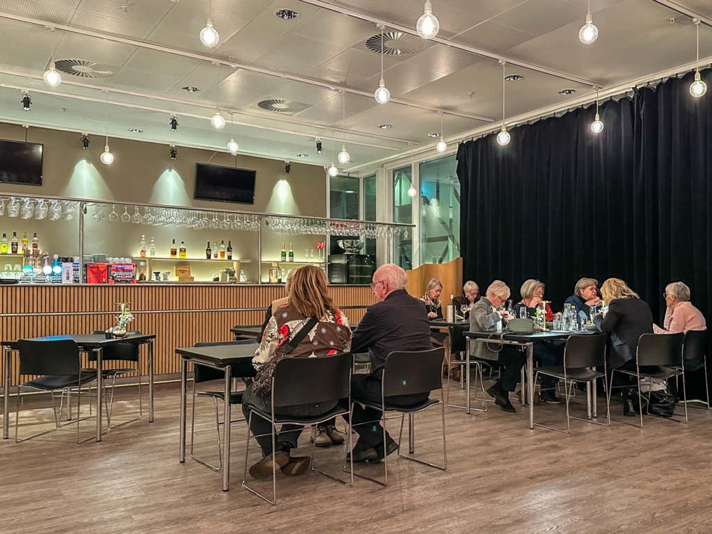 Der er god plads ved bordene hos Unoden.