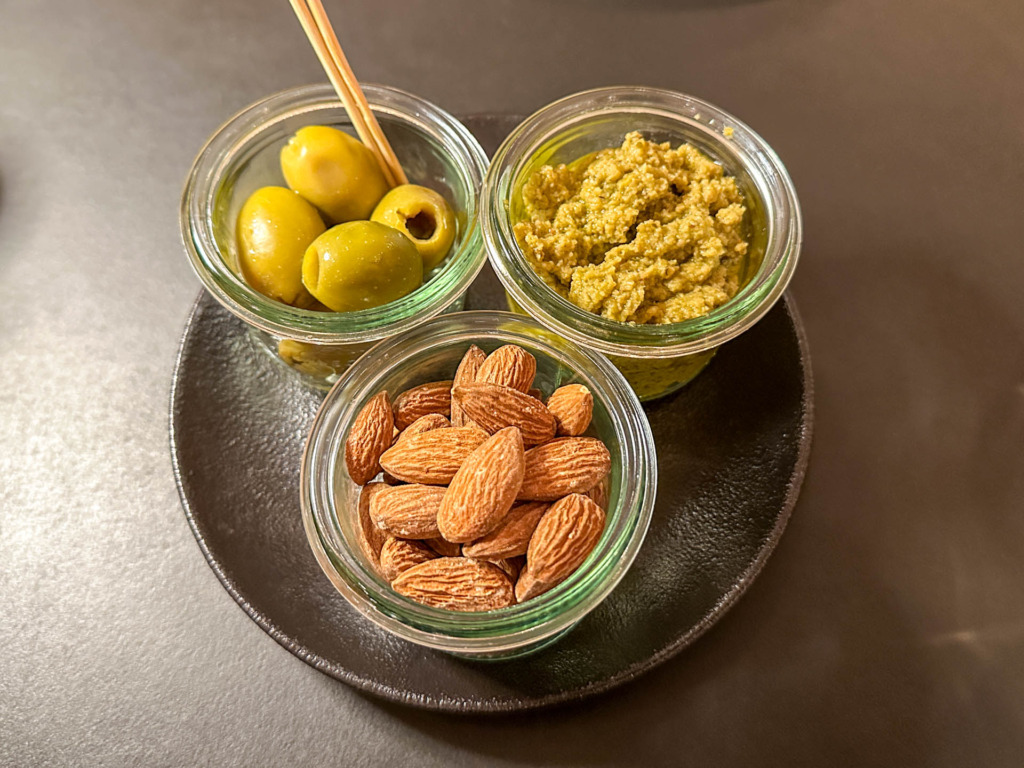 Mandler og oliven til tapasanretningen hos Unoden.