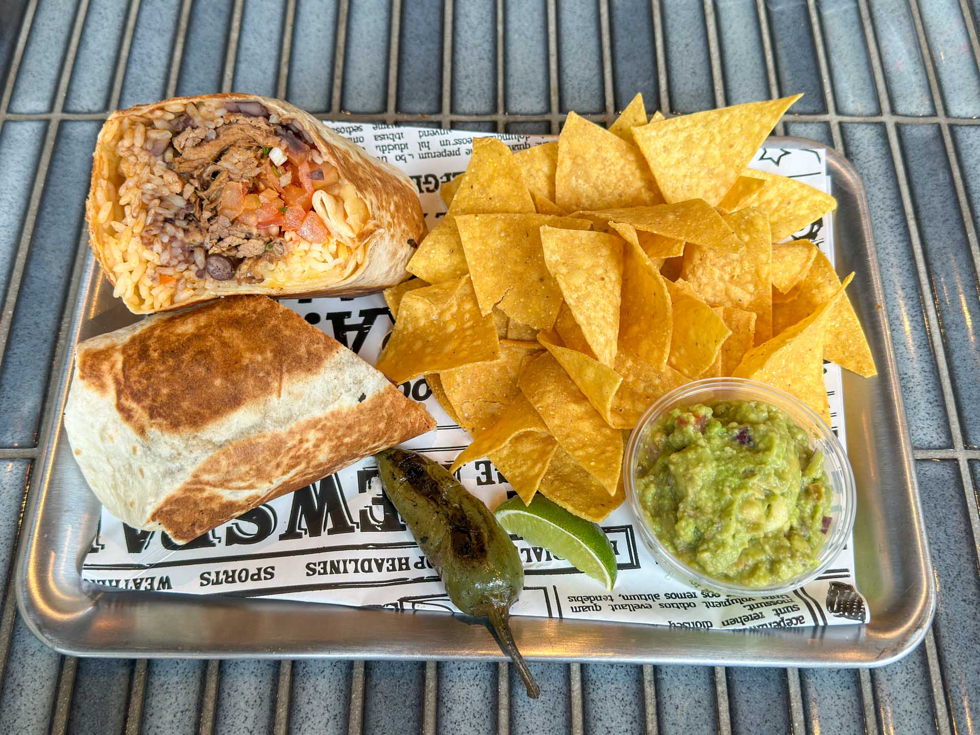 På en bakke serveres maden hos Barrio. 