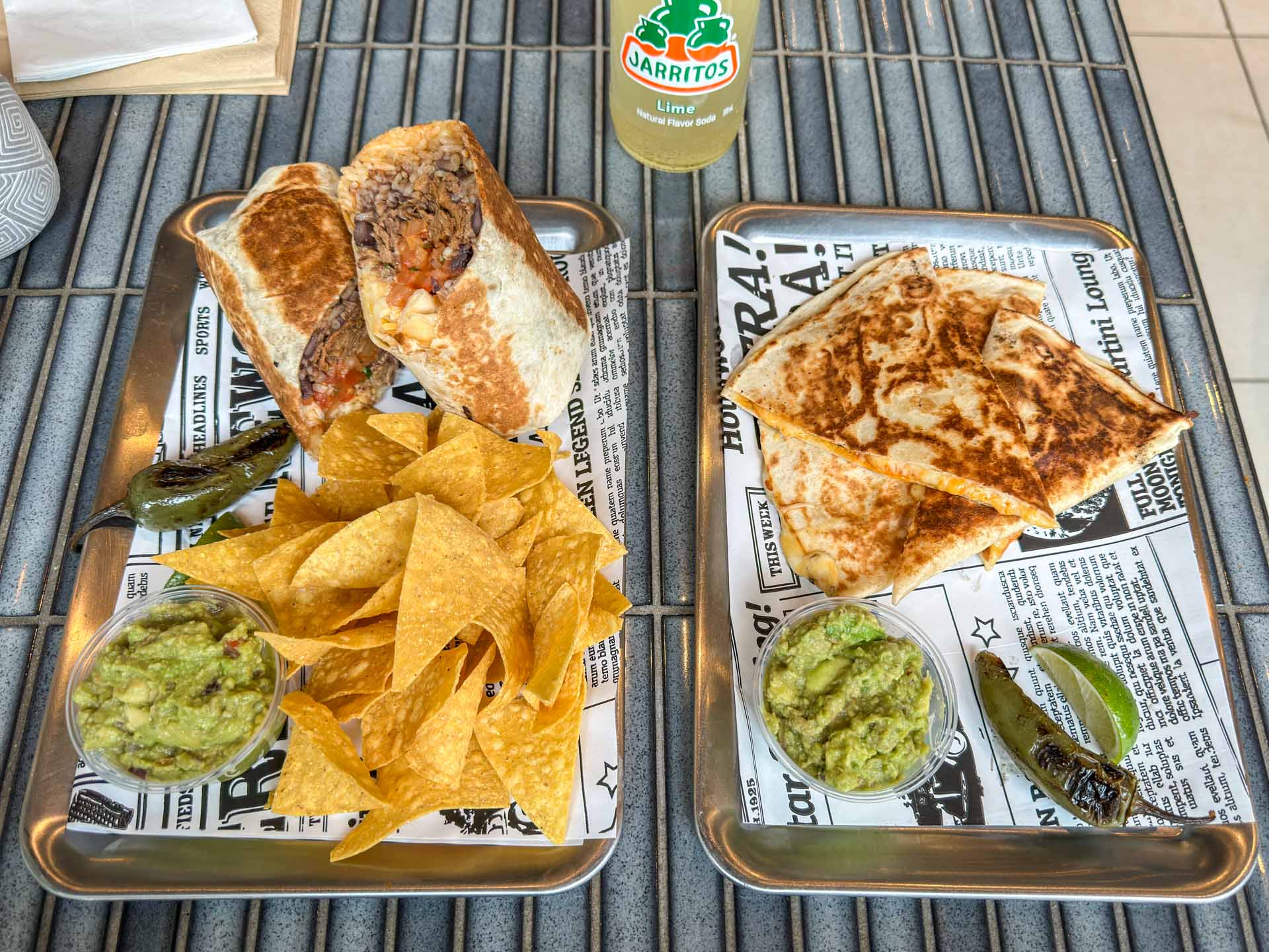 Barrio serverer maden på bakker. 