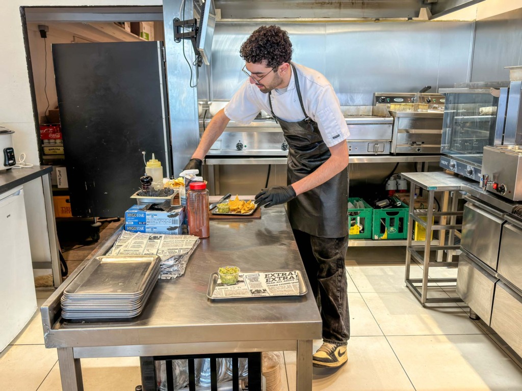 man kan følge med i madlavningen i det åbne køkken hos Barrio i Vejle.