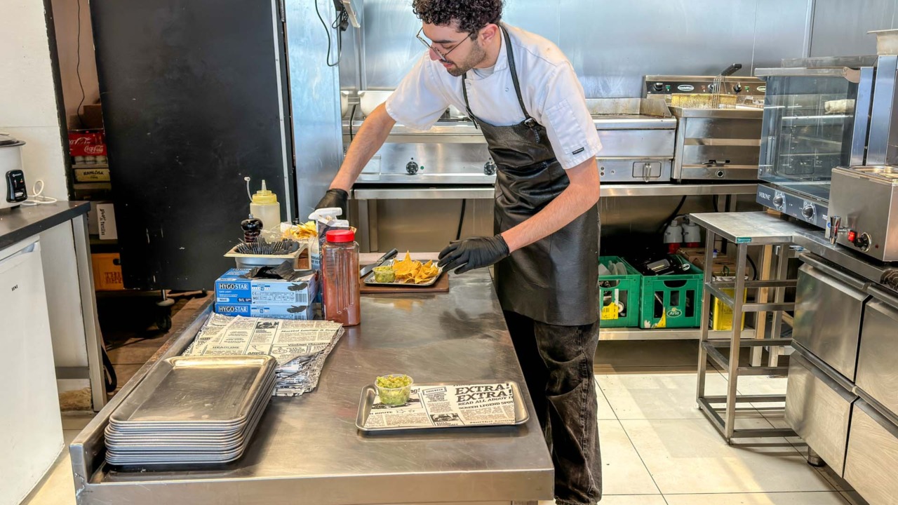 man kan følge med i madlavningen i det åbne køkken hos Barrio i Vejle.