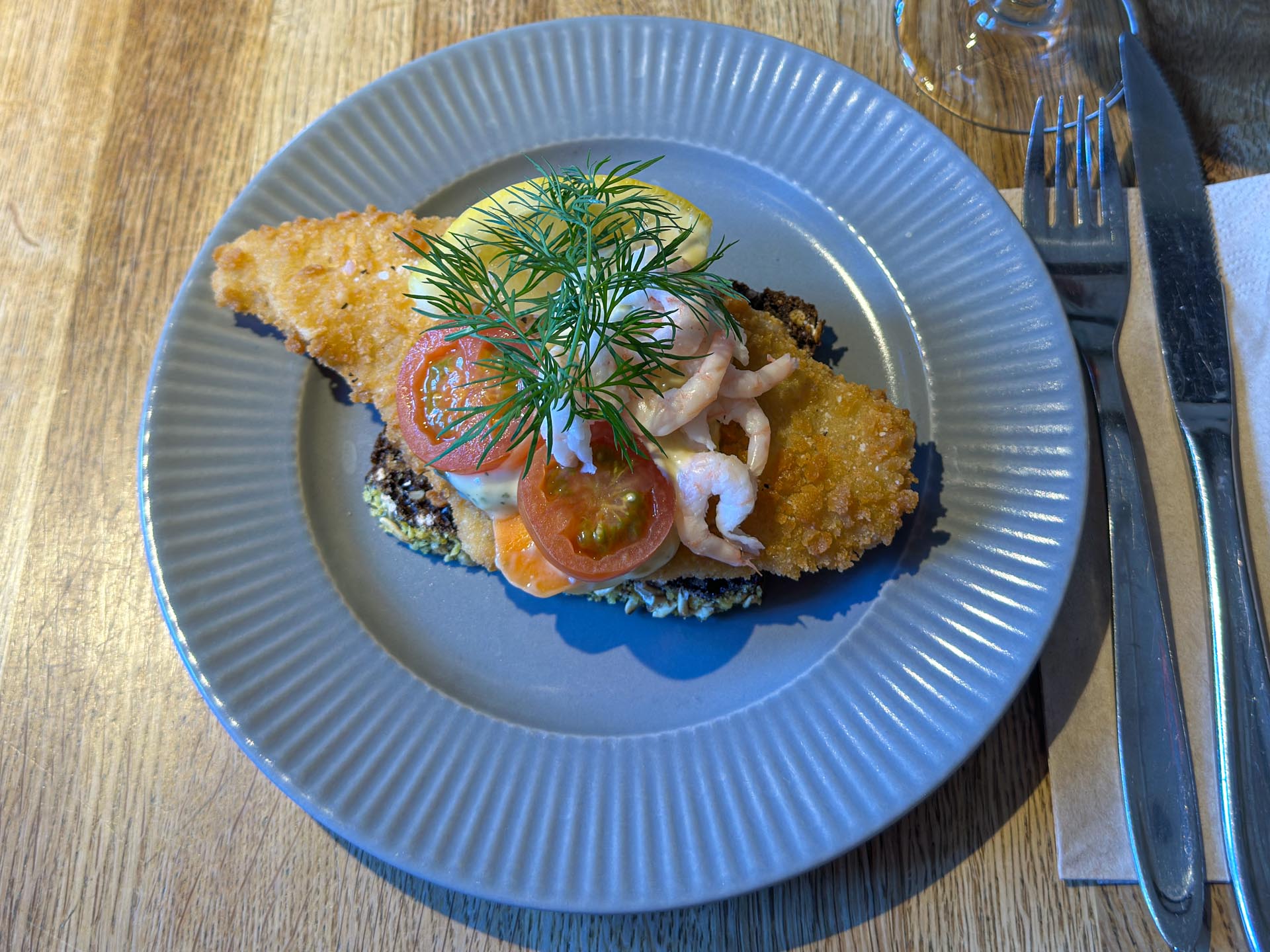 Smørrebrød med pankostegt rødspætte og hjemmerørt remoulade hos Conrads.