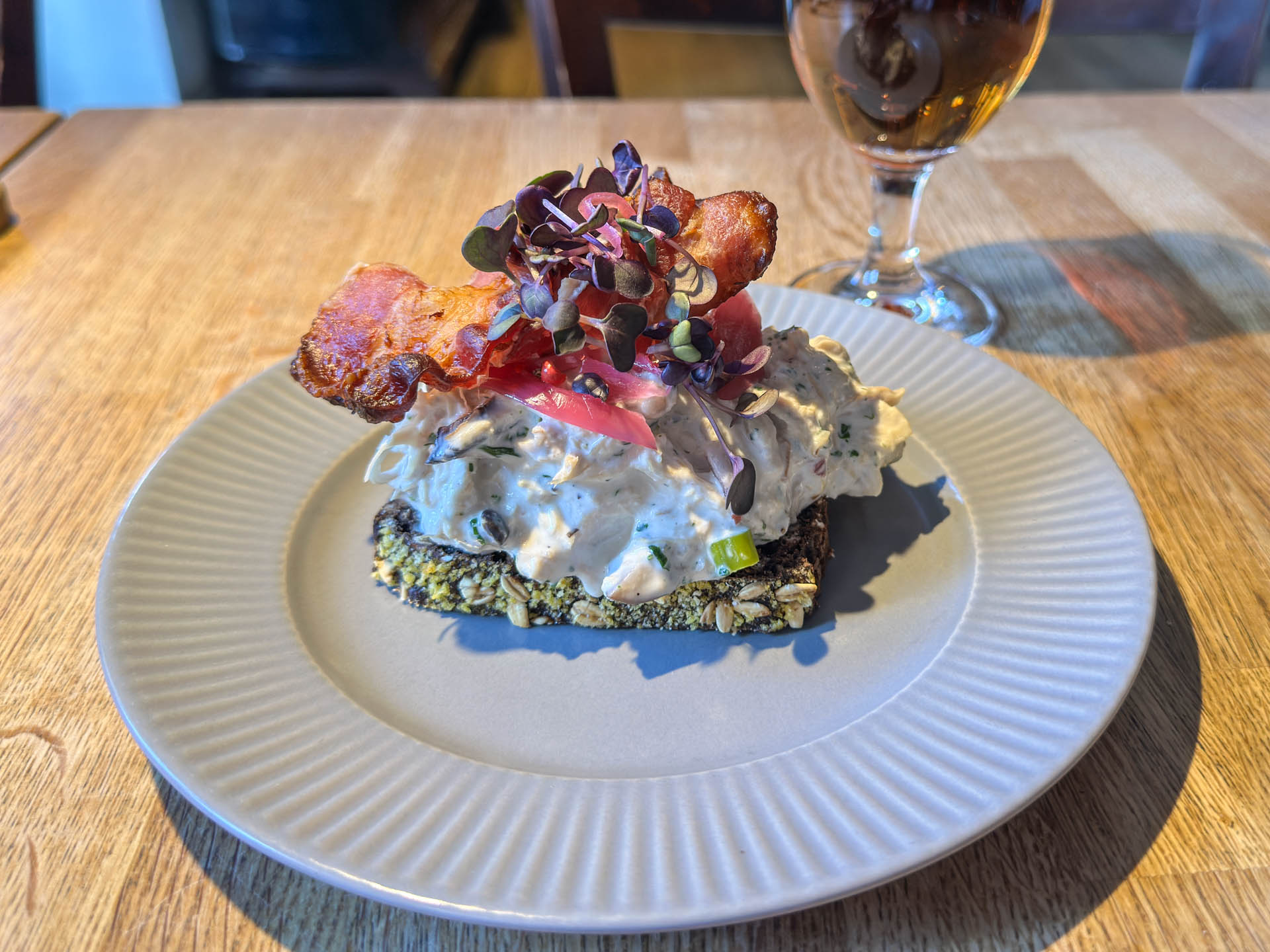 Et stykke med hønsesalat hos Conrads. Der var ikke sparet på noget. 