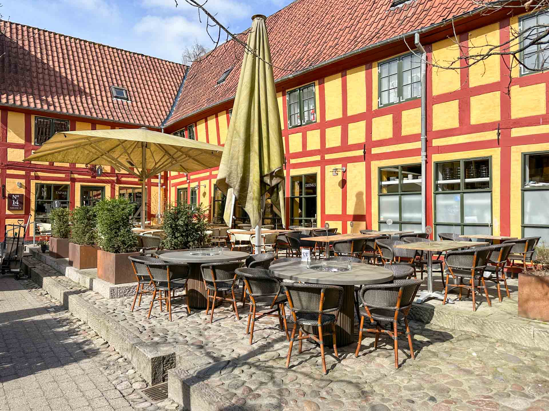 Gården hos Conrads er virkelig hyggelig. 