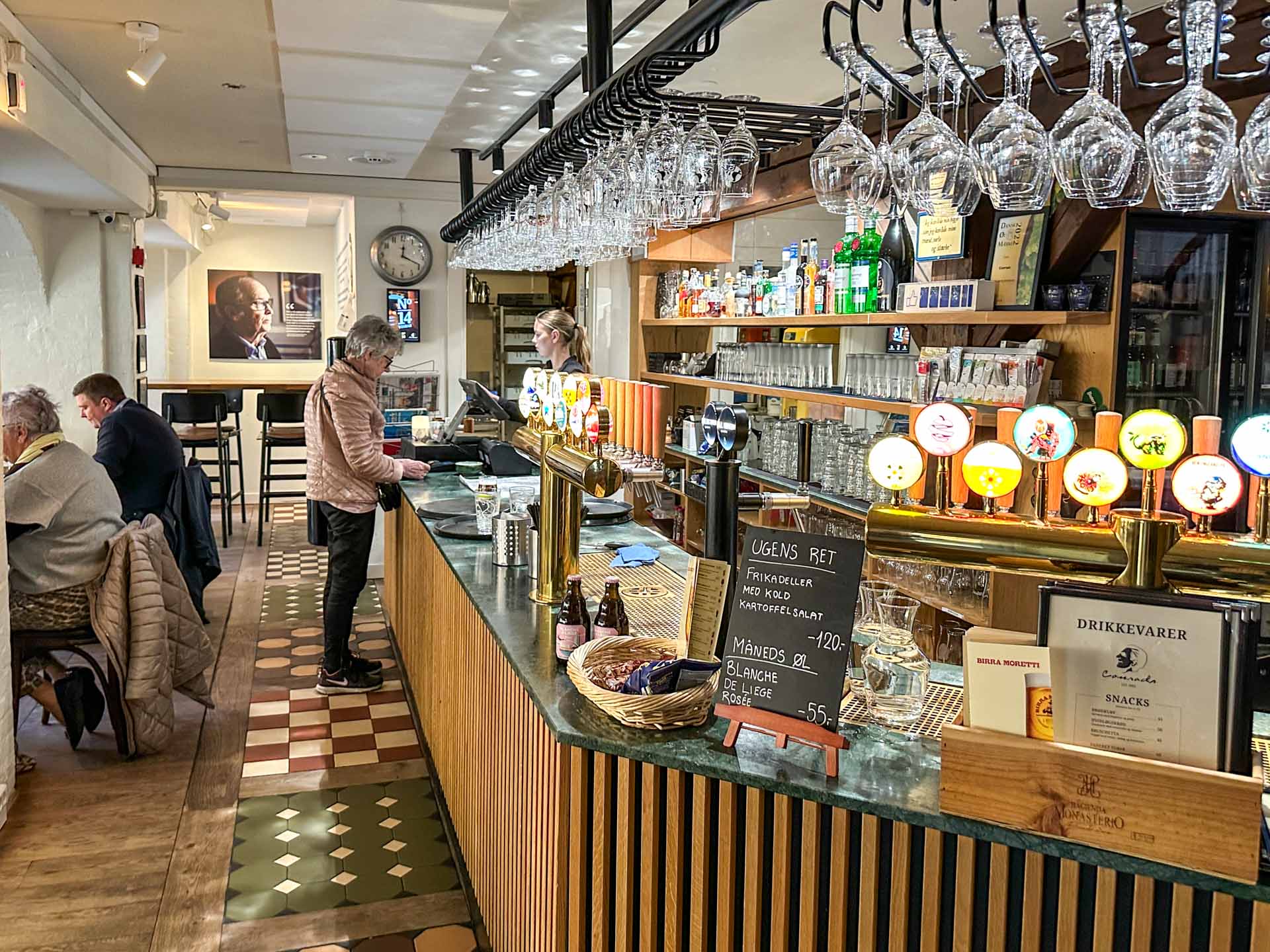 Baren har et godt udvalg af øl i Vejle