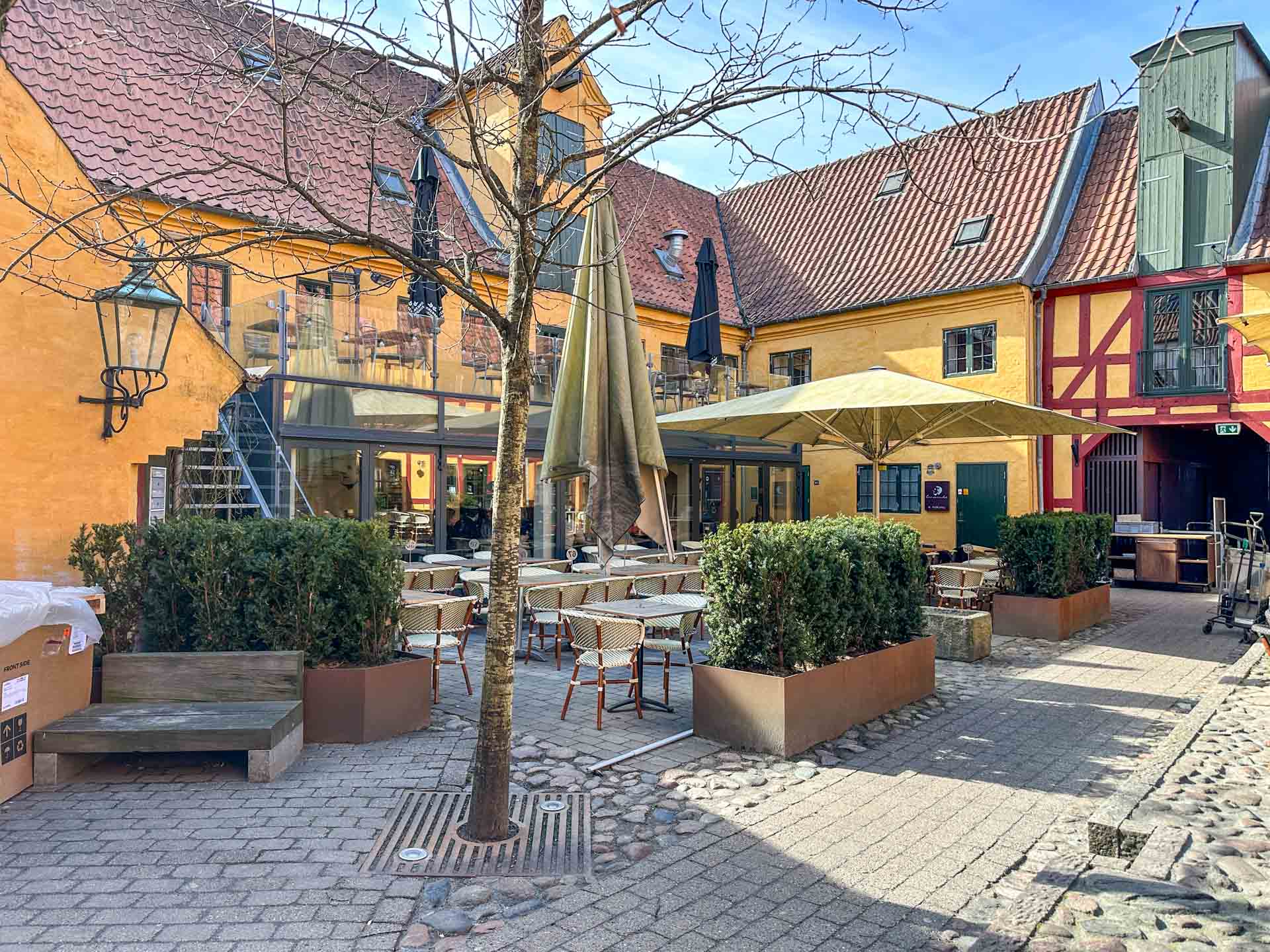 Conrads ligger i den smukke købmandsgård fra 1799 i Vejle. 