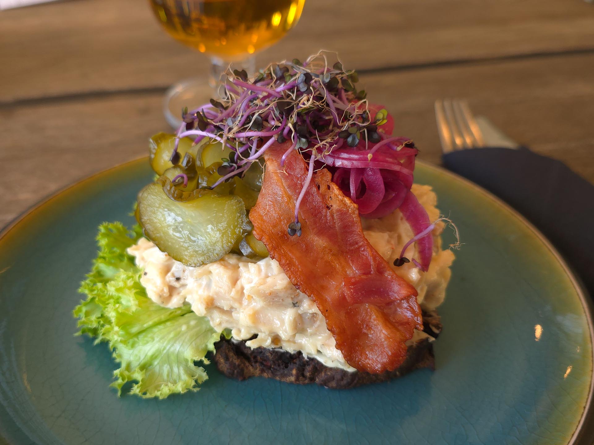 Et stykke smørrebrød med hjemmelavet hønsesalat i Vejle